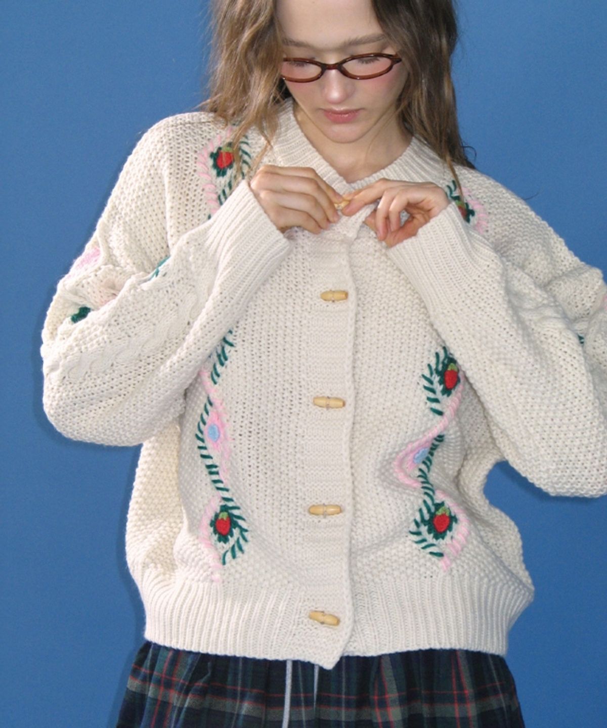 론론(RONRON) BERRY HANDMADE POINT FISHERMAN TOGGLE CARDIGAN IVORY