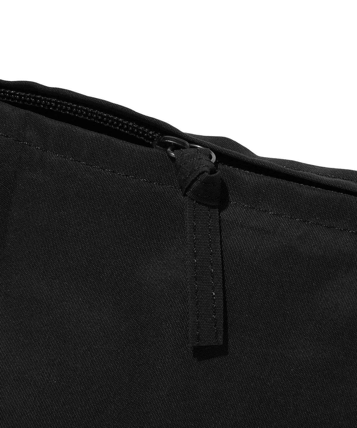 스웨이드(SUADE) BUCKLE HALFMOON CROSS BAG [BLACK]