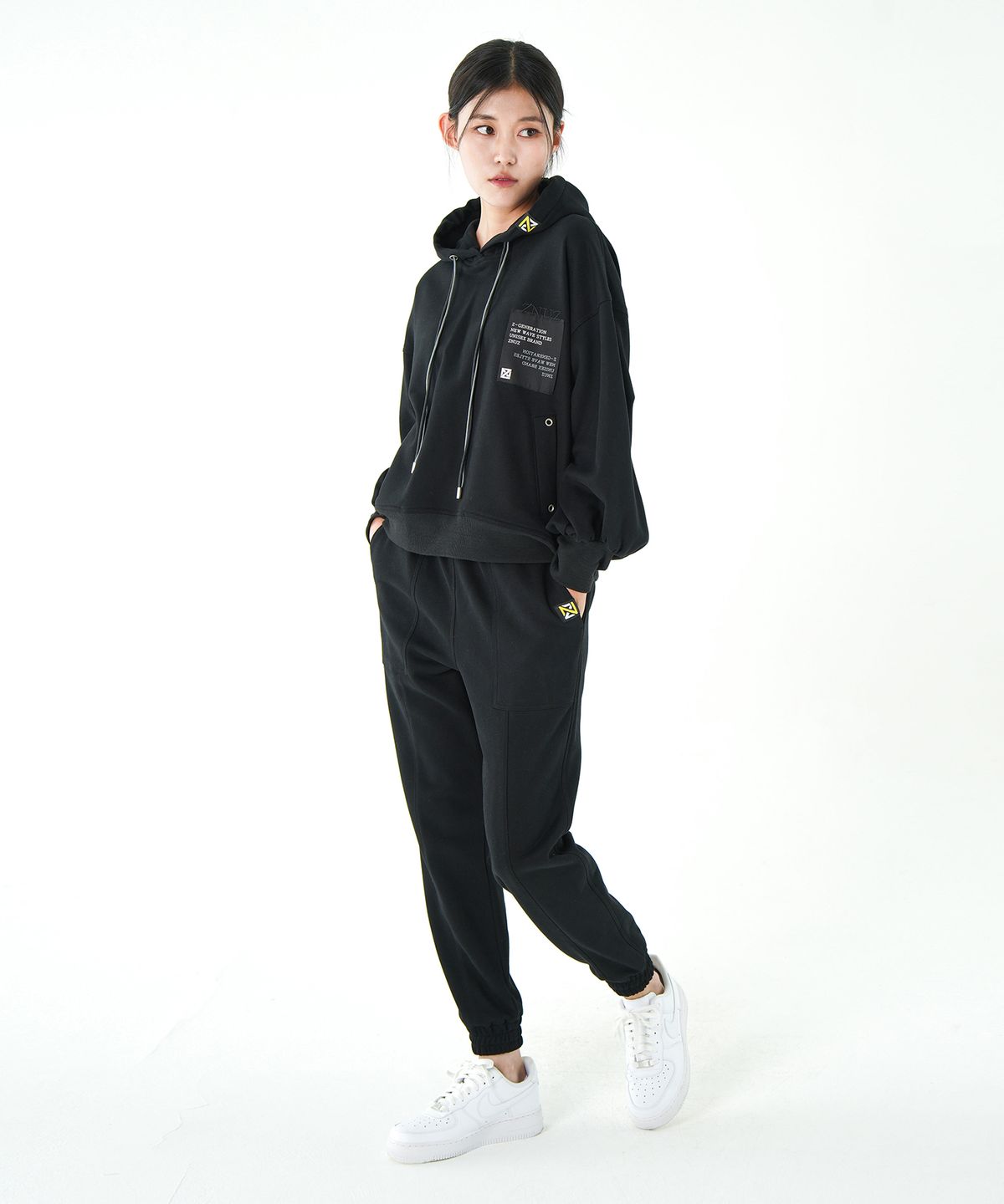 제뉴즈(ZNUZ) 우먼 스티즈 로고 스웨트팬츠 - 블랙