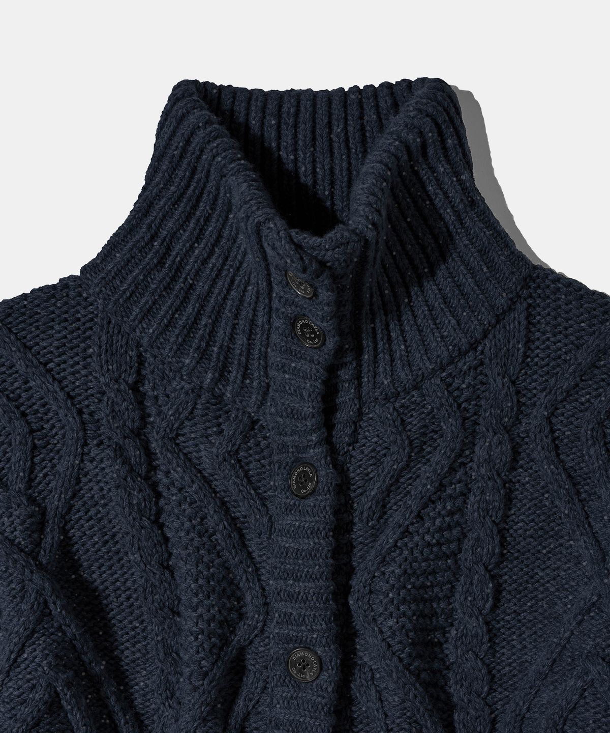 다이아몬드 레이라(DIAMOND LAYLA) Turtleneck Two Buttons Cardigan C8 Dark Navy Melange