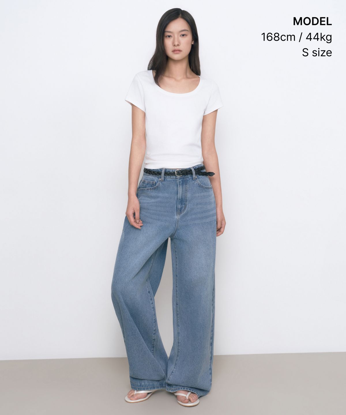 무신사 스탠다드 우먼(MUSINSA STANDARD WOMAN) 우먼즈 슬림 스쿱 넥 티셔츠 [화이트]