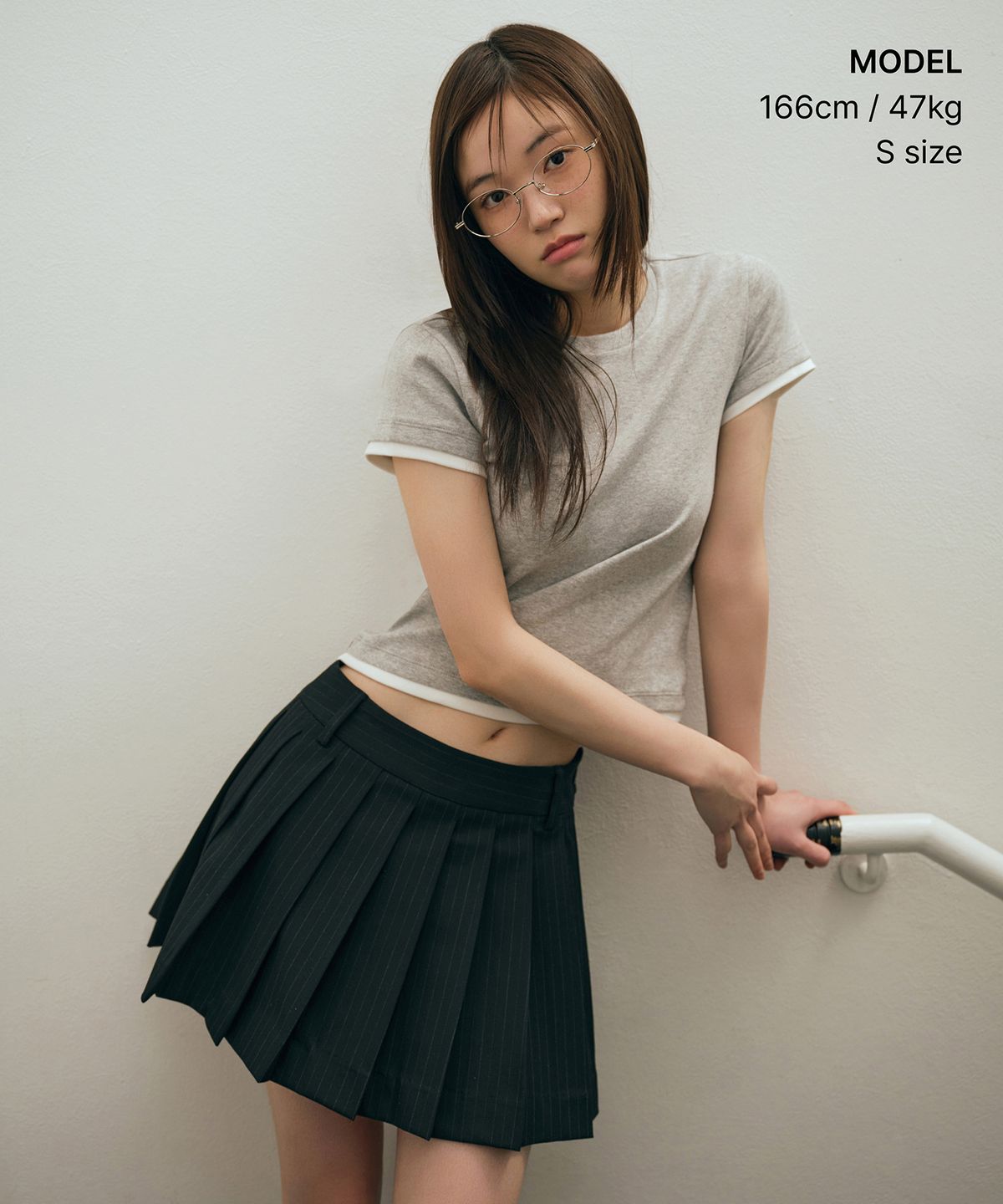 무신사 스탠다드 우먼(MUSINSA STANDARD WOMAN) 우먼즈 레이어드 헴 슬림 티셔츠 [미디엄 그레이/화이트]
