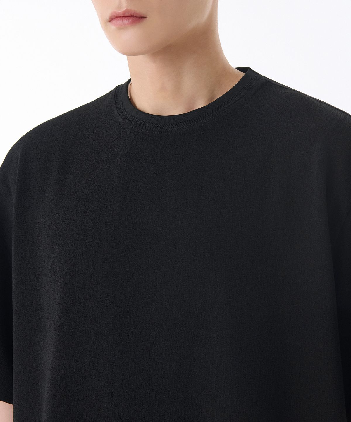 무신사 스탠다드(MUSINSA STANDARD) 크레이프 릴렉스드 우븐 티셔츠 [블랙]