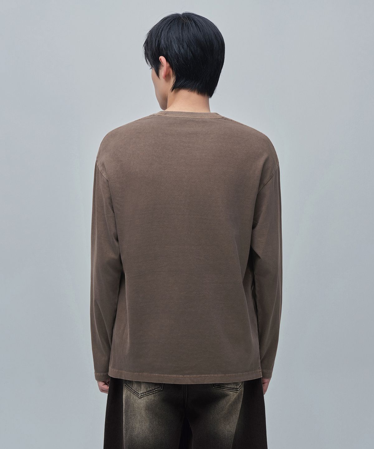 무신사 스탠다드(MUSINSA STANDARD) 피그먼트 릴렉스드 크루 넥 긴소매 티셔츠 [브라운]