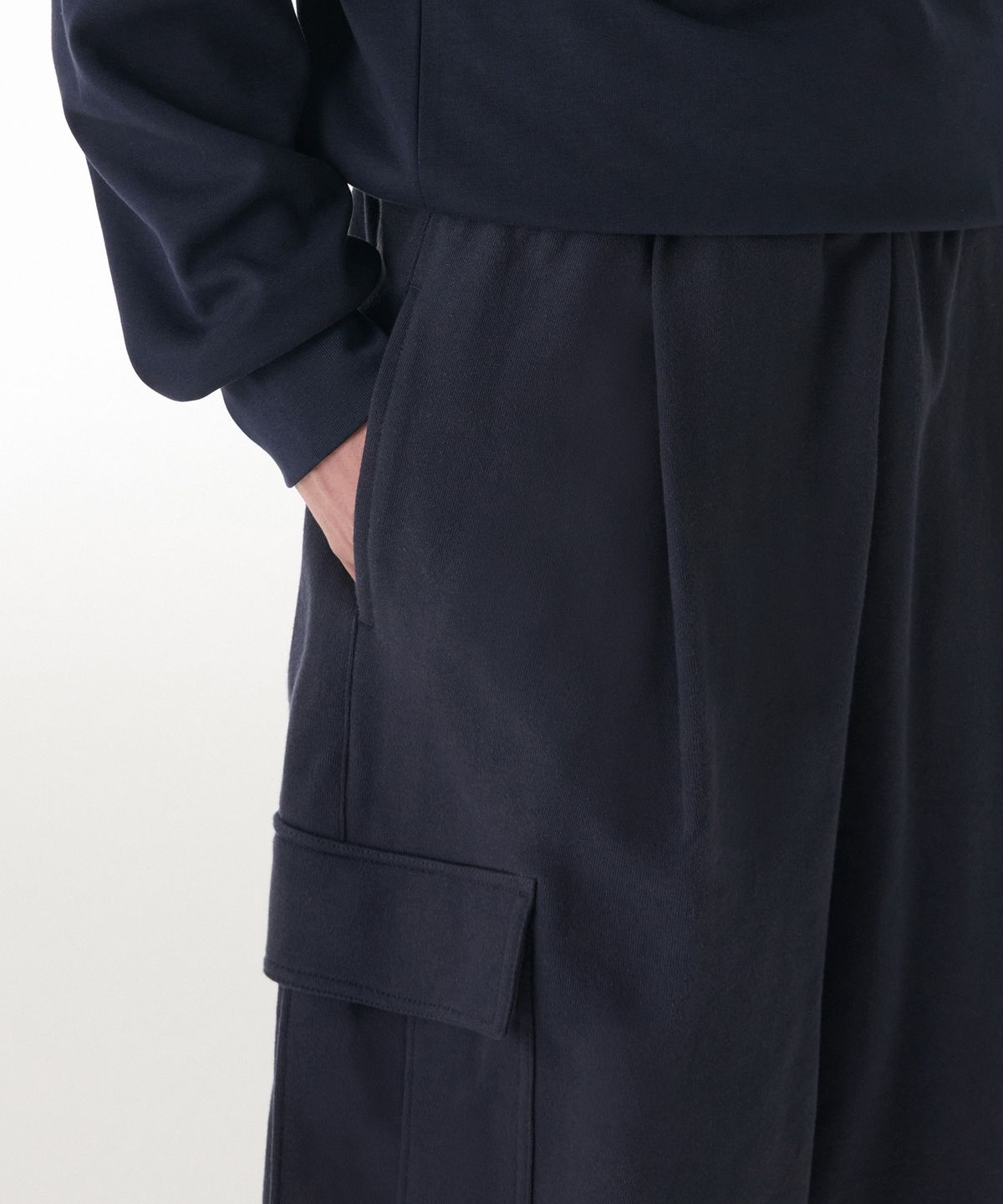 무신사 스탠다드(MUSINSA STANDARD) 원 턱 카고 버뮤다 스웨트 팬츠 [네이비]