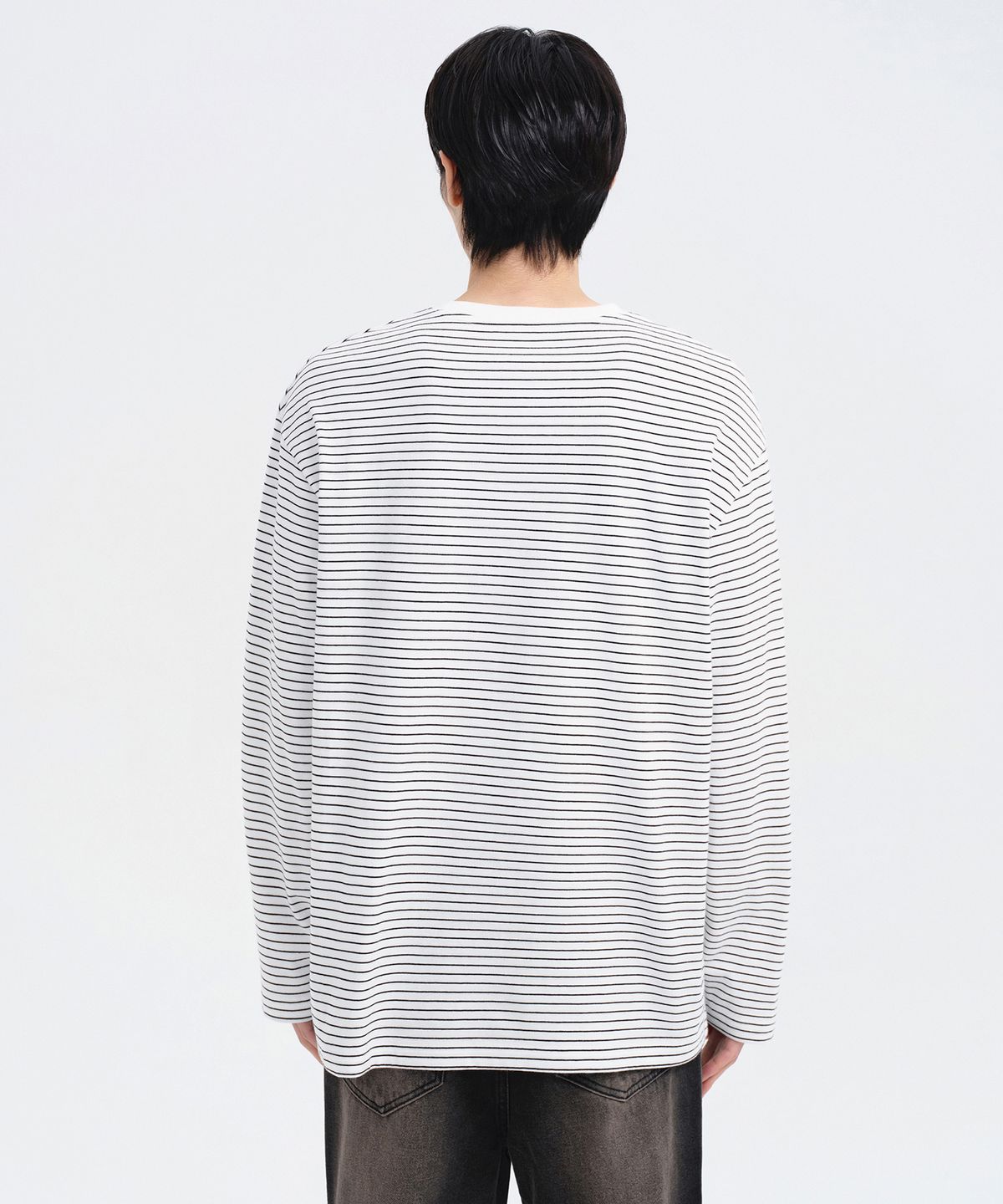 무신사 스탠다드(MUSINSA STANDARD) 핀 스트라이프 릴렉스드 긴소매 티셔츠 [화이트/블랙]