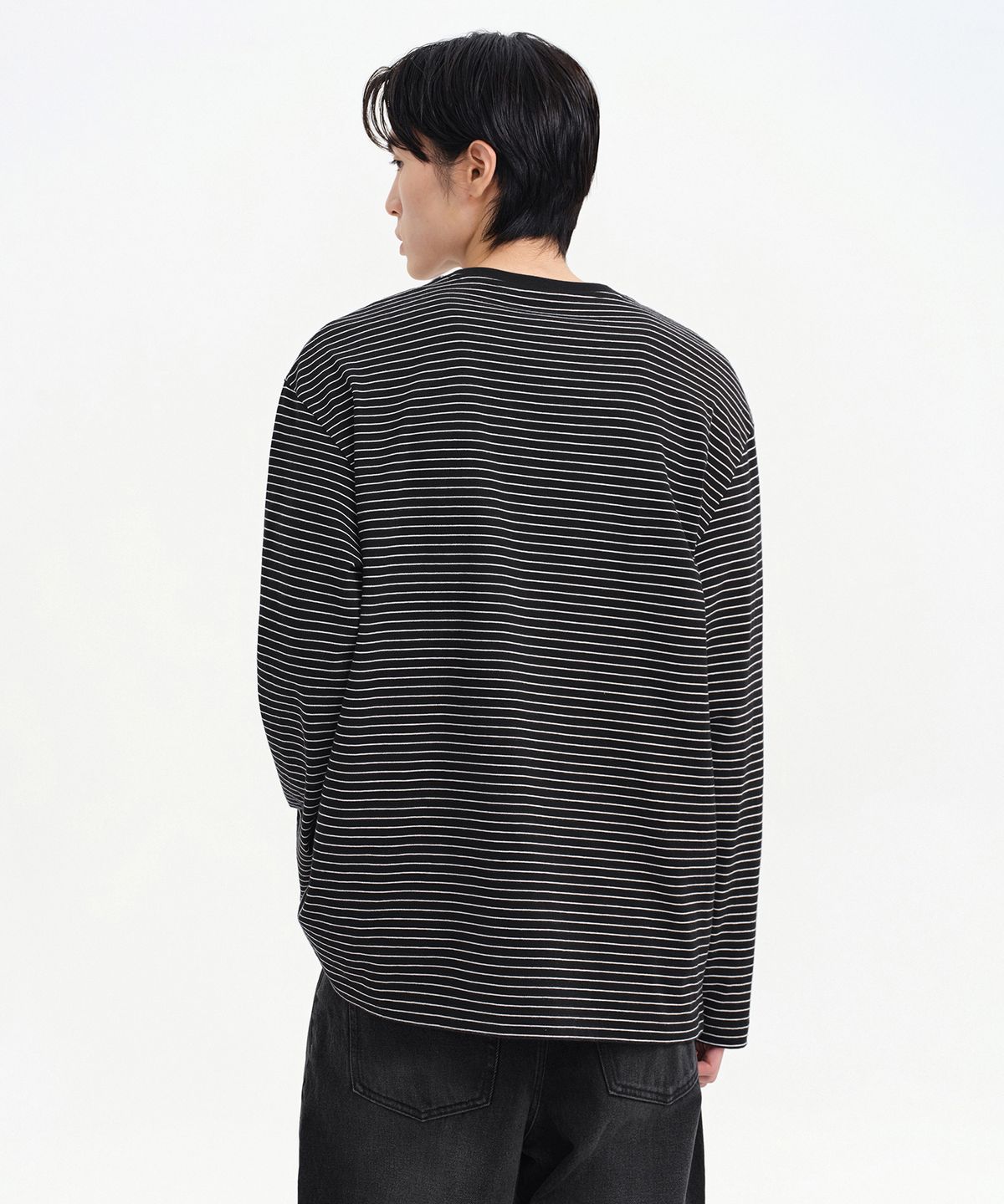 무신사 스탠다드(MUSINSA STANDARD) 핀 스트라이프 릴렉스드 긴소매 티셔츠 [블랙/화이트]
