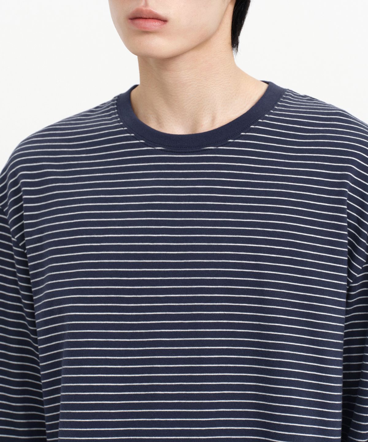 무신사 스탠다드(MUSINSA STANDARD) 핀 스트라이프 릴렉스드 긴소매 티셔츠 [네이비/화이트]