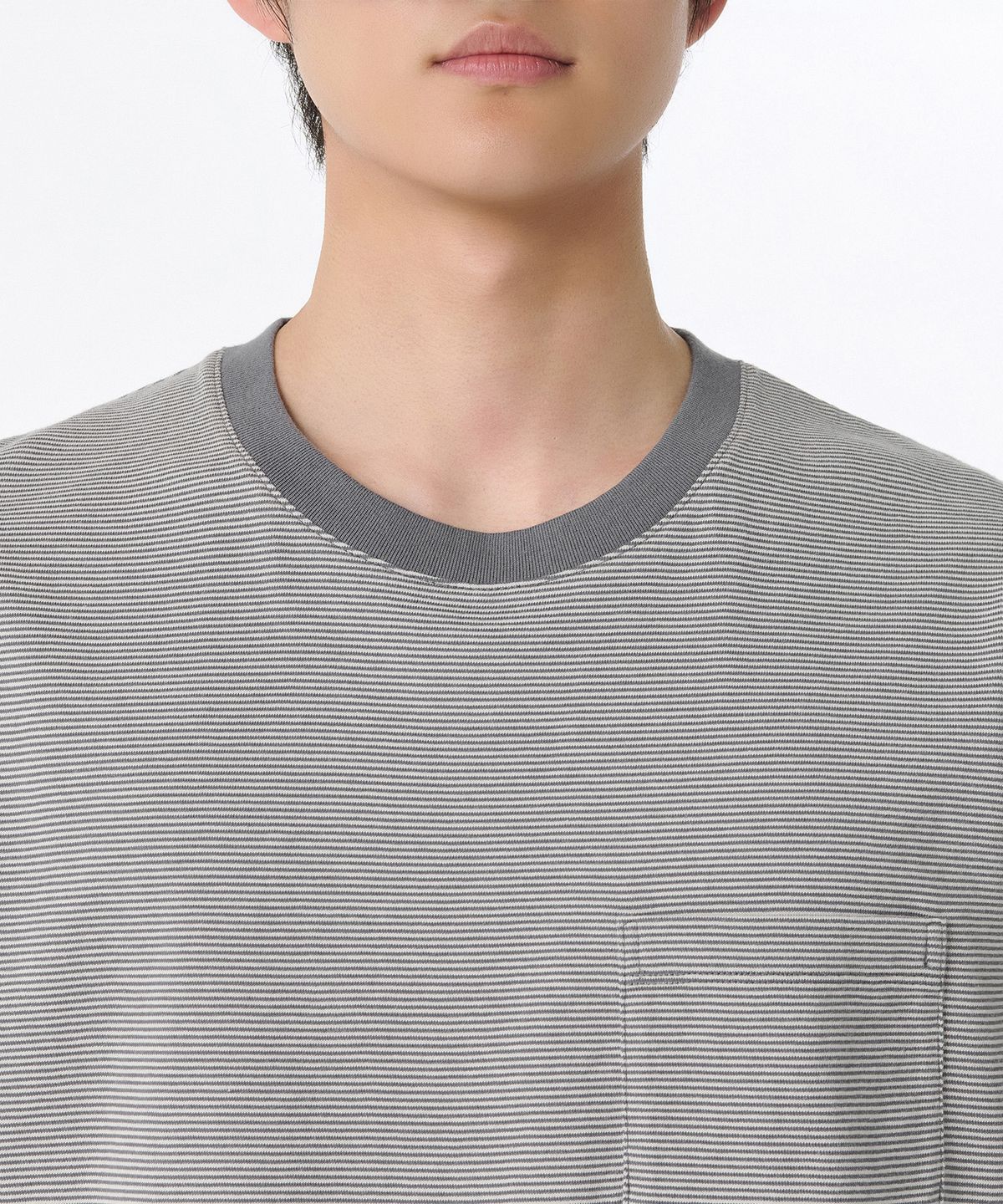 무신사 스탠다드(MUSINSA STANDARD) 마이크로 스트라이프 릴렉스드 포켓 티셔츠 [그레이/아이보리]