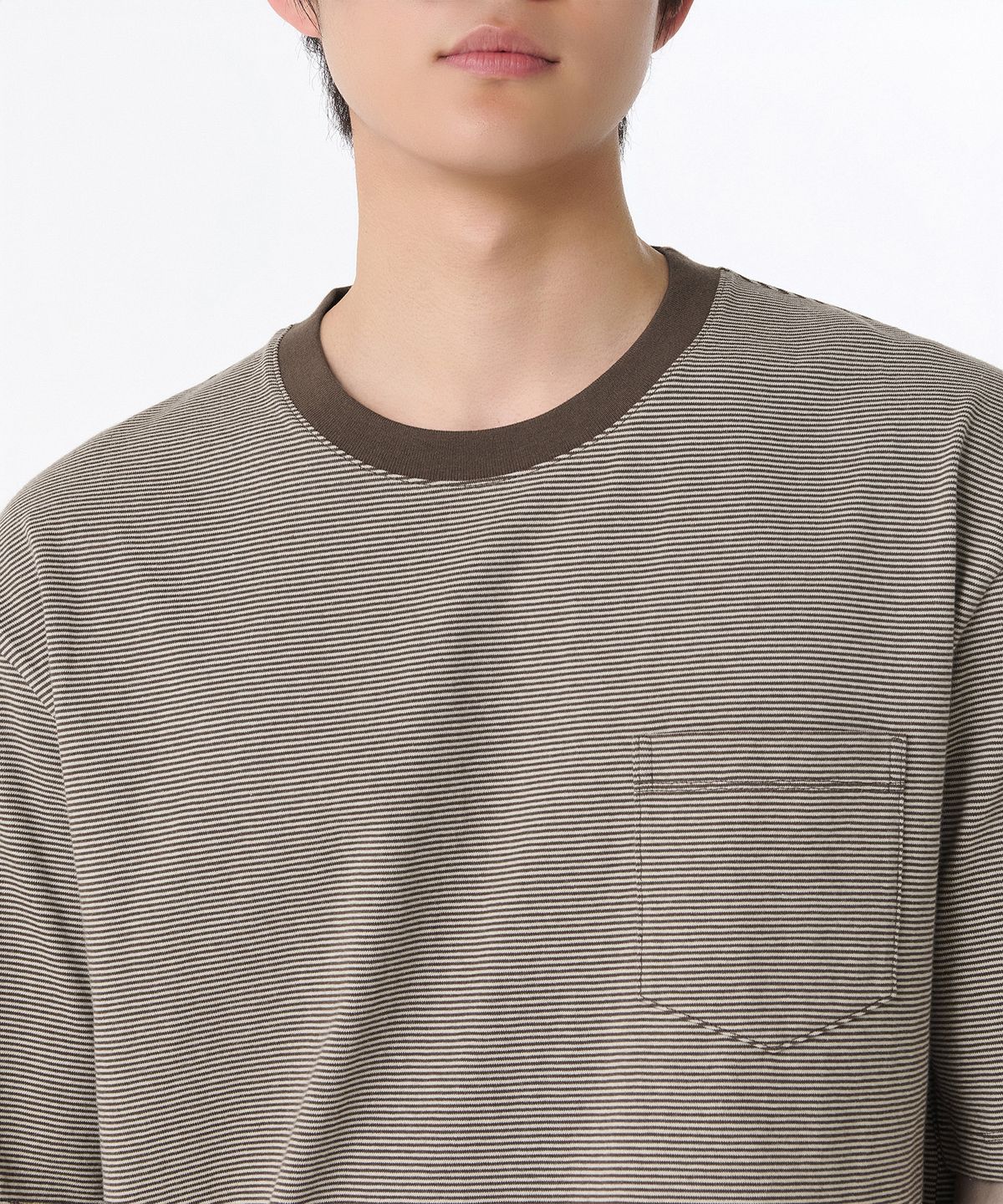 무신사 스탠다드(MUSINSA STANDARD) 마이크로 스트라이프 릴렉스드 포켓 티셔츠 [브라운/베이지]
