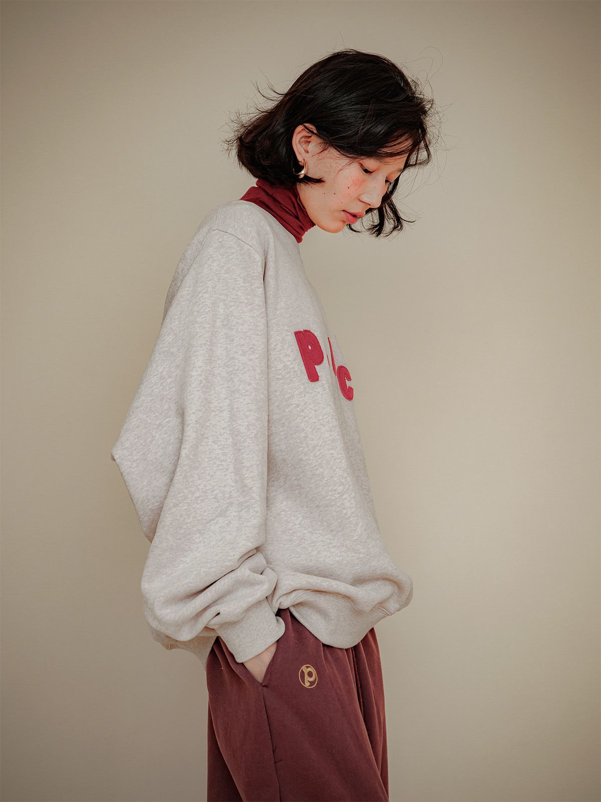 프쉬케(PSUCHE) LOGO OVERFIT SWEATSHIRT_MELANGE CREAM