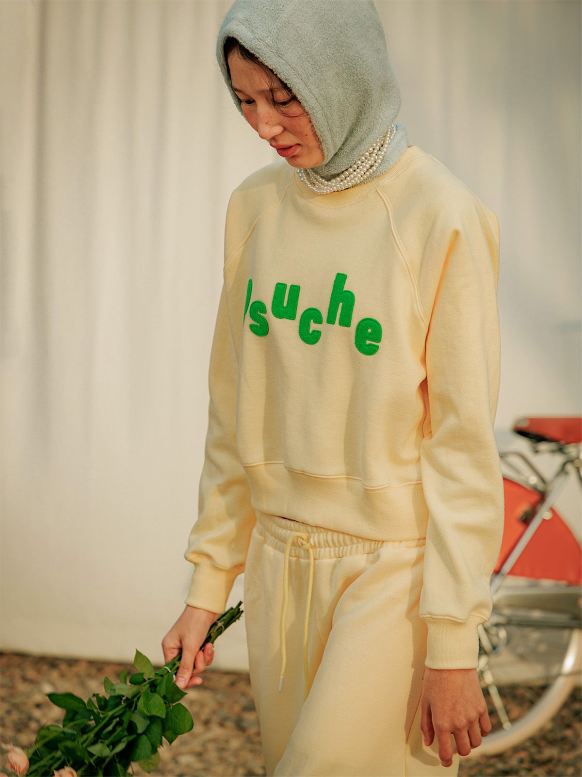프쉬케(PSUCHE) LOGO CROPPED SWEATSHIRT_BUTTER YELLOW