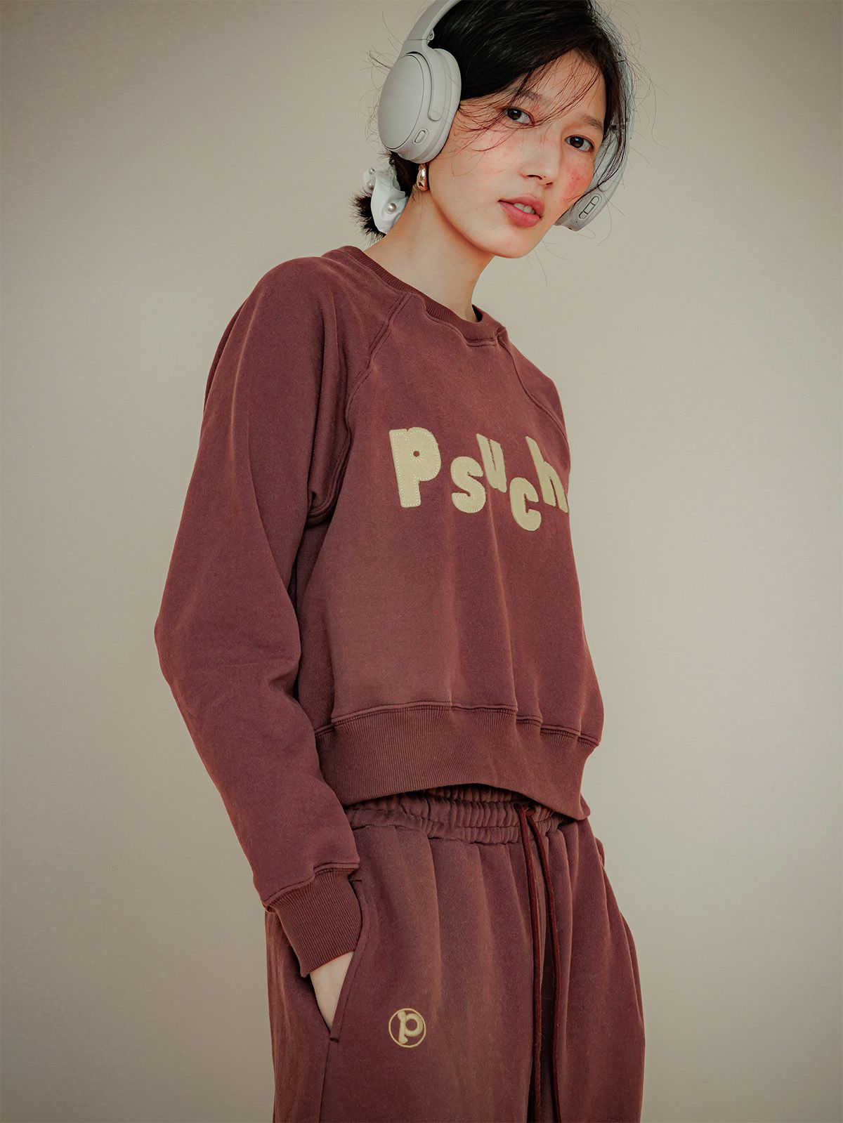프쉬케(PSUCHE) LOGO CROPPED SWEATSHIRT_BURGUNDY BROWN