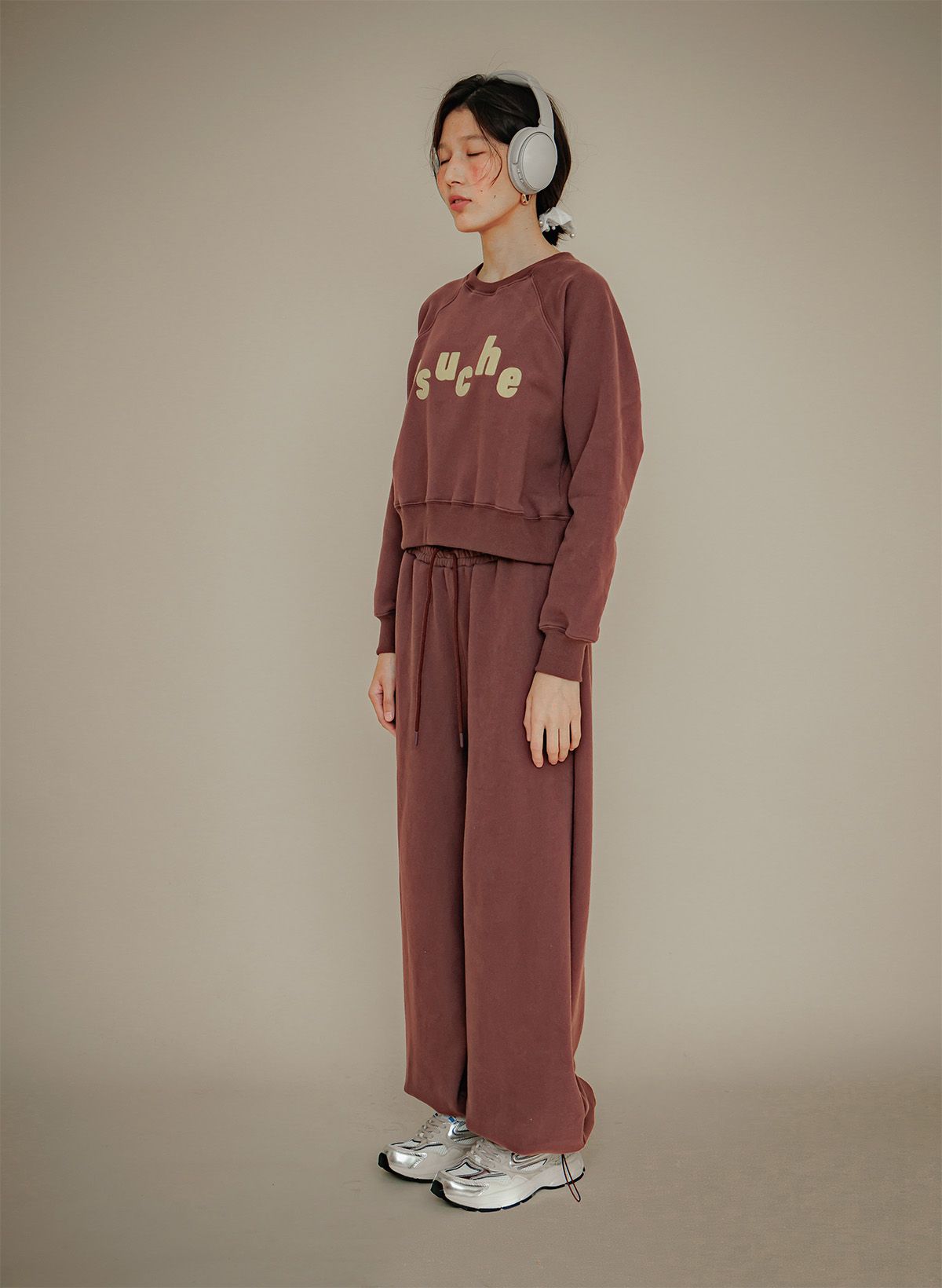 프쉬케(PSUCHE) LOGO CROPPED SWEATSHIRT_BURGUNDY BROWN