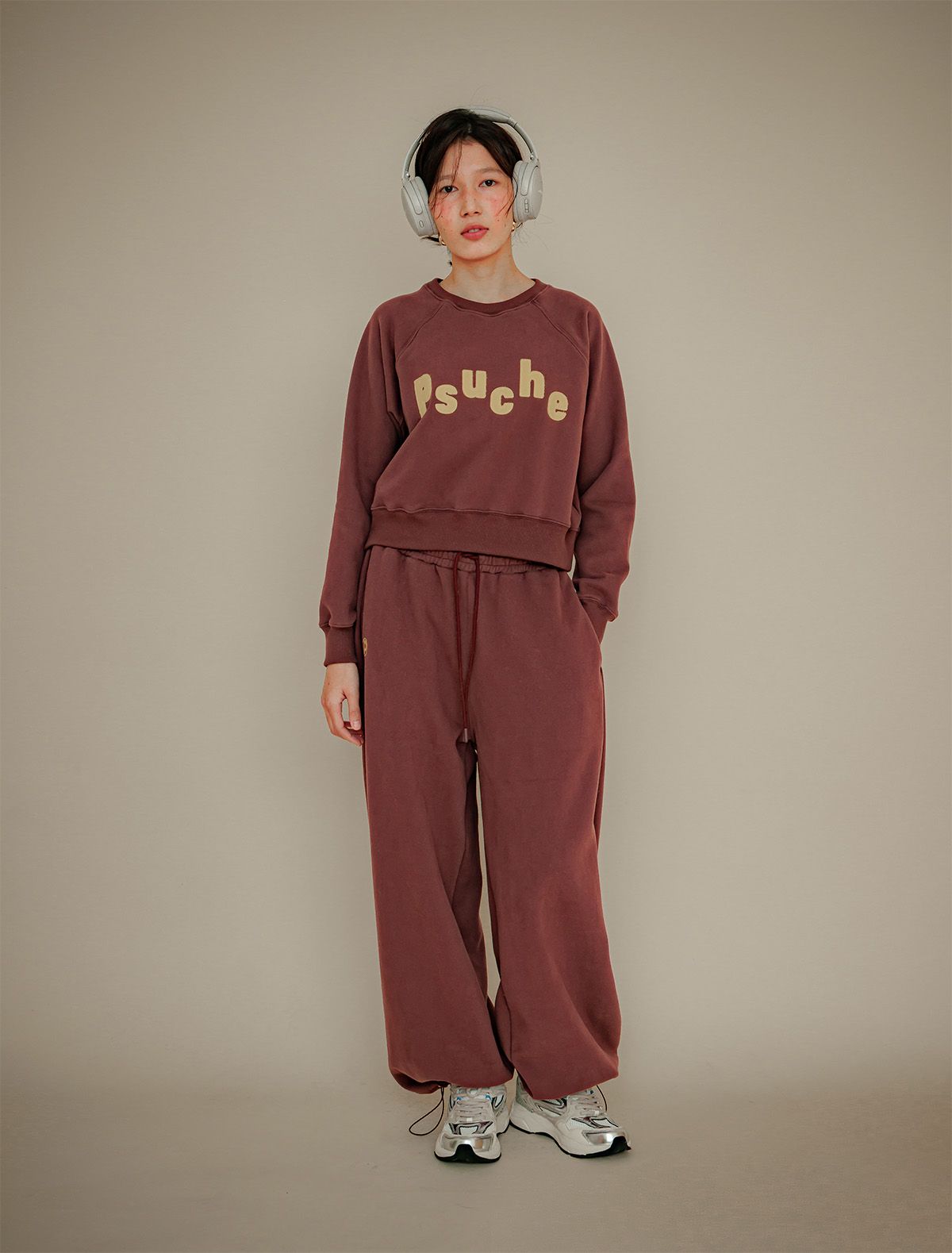 프쉬케(PSUCHE) LOGO CROPPED SWEATSHIRT_BURGUNDY BROWN