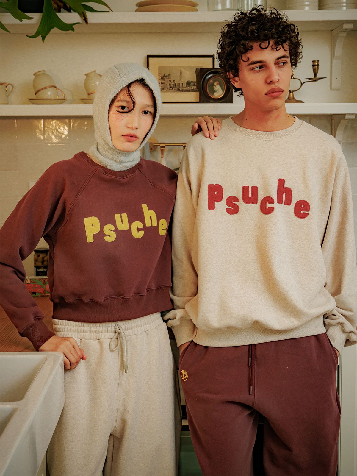 프쉬케(PSUCHE) LOGO CROPPED SWEATSHIRT_BURGUNDY BROWN