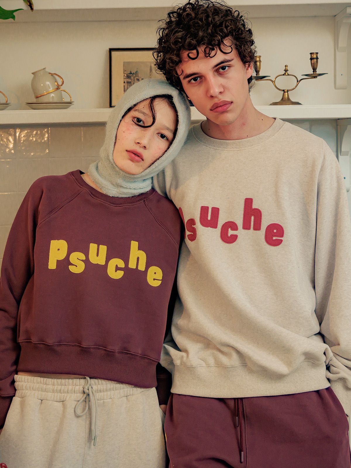 프쉬케(PSUCHE) LOGO CROPPED SWEATSHIRT_BURGUNDY BROWN