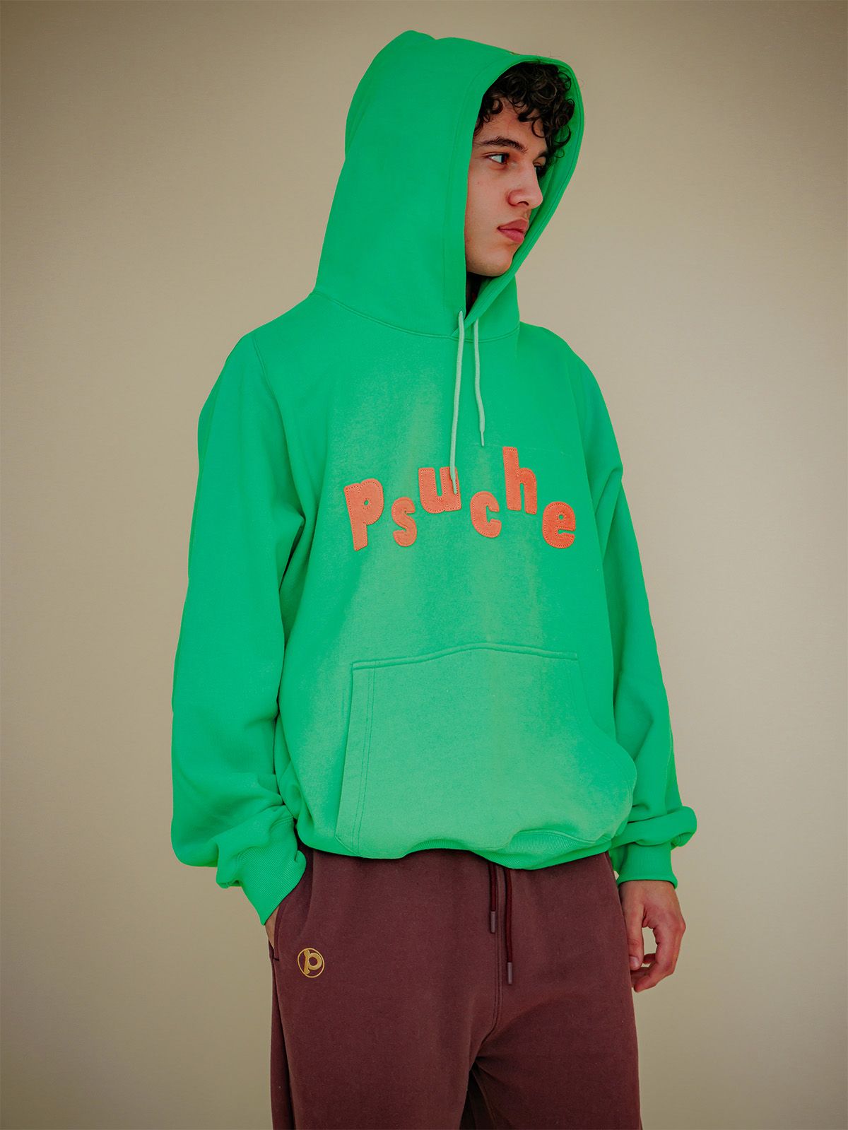 프쉬케(PSUCHE) LOGO OVERFIT HODDIE_PEA GREEN