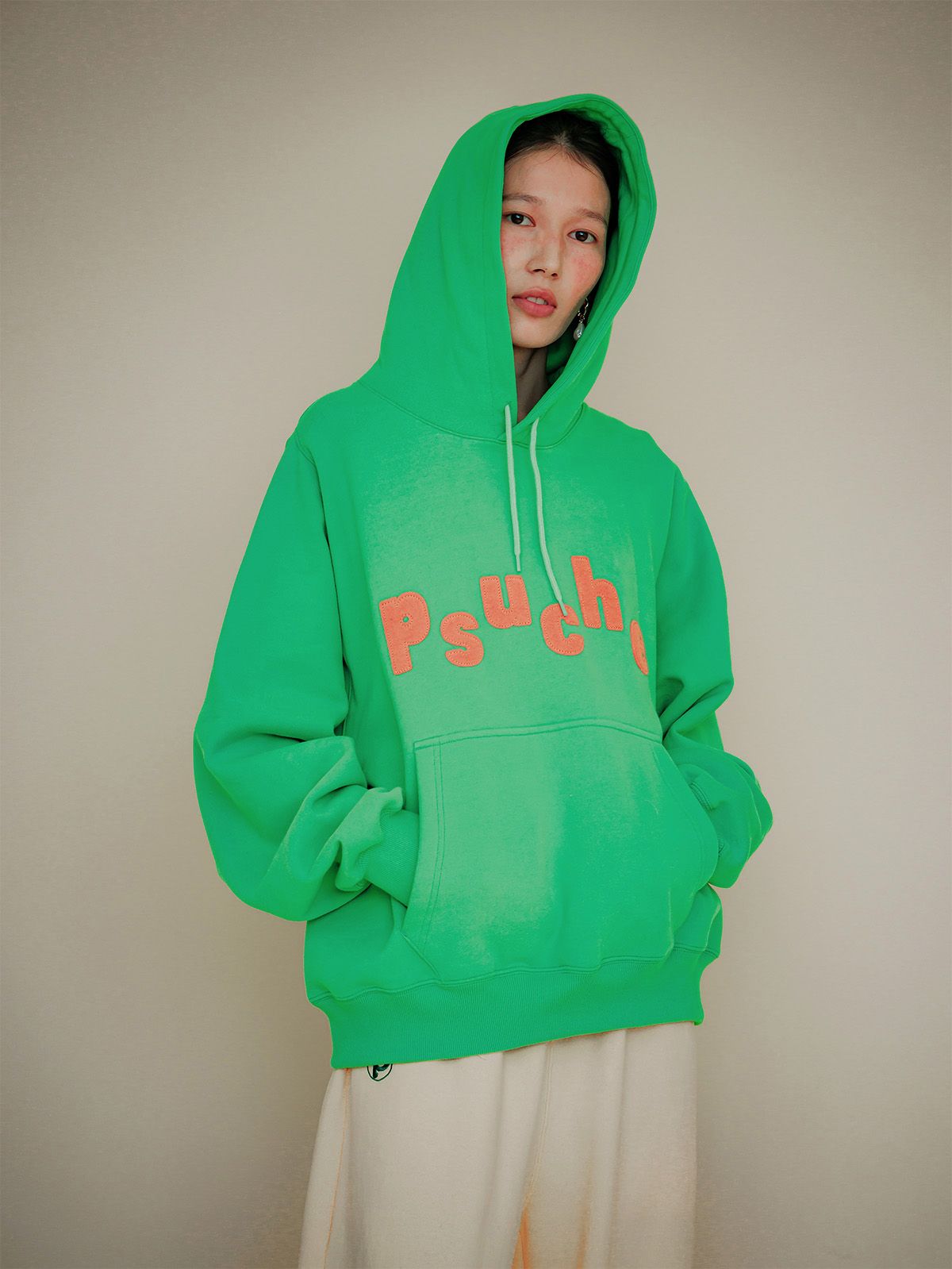 프쉬케(PSUCHE) LOGO OVERFIT HODDIE_PEA GREEN