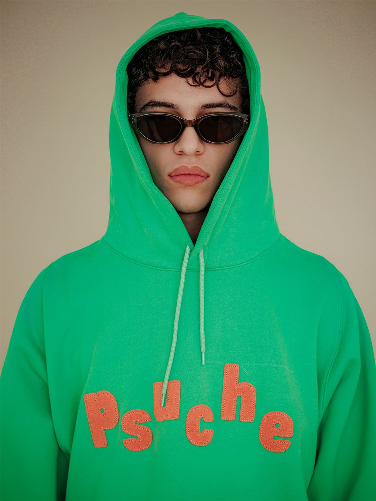 프쉬케(PSUCHE) LOGO OVERFIT HODDIE_PEA GREEN