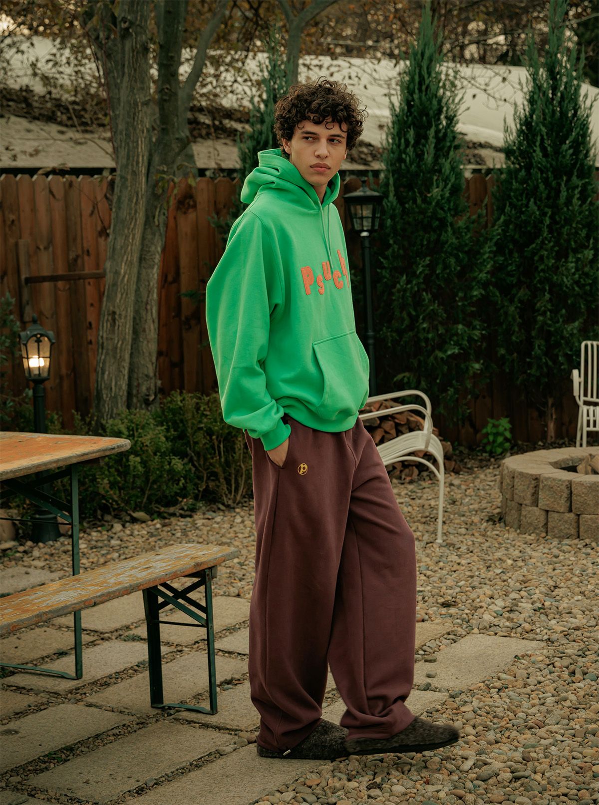 프쉬케(PSUCHE) LOGO OVERFIT HODDIE_PEA GREEN