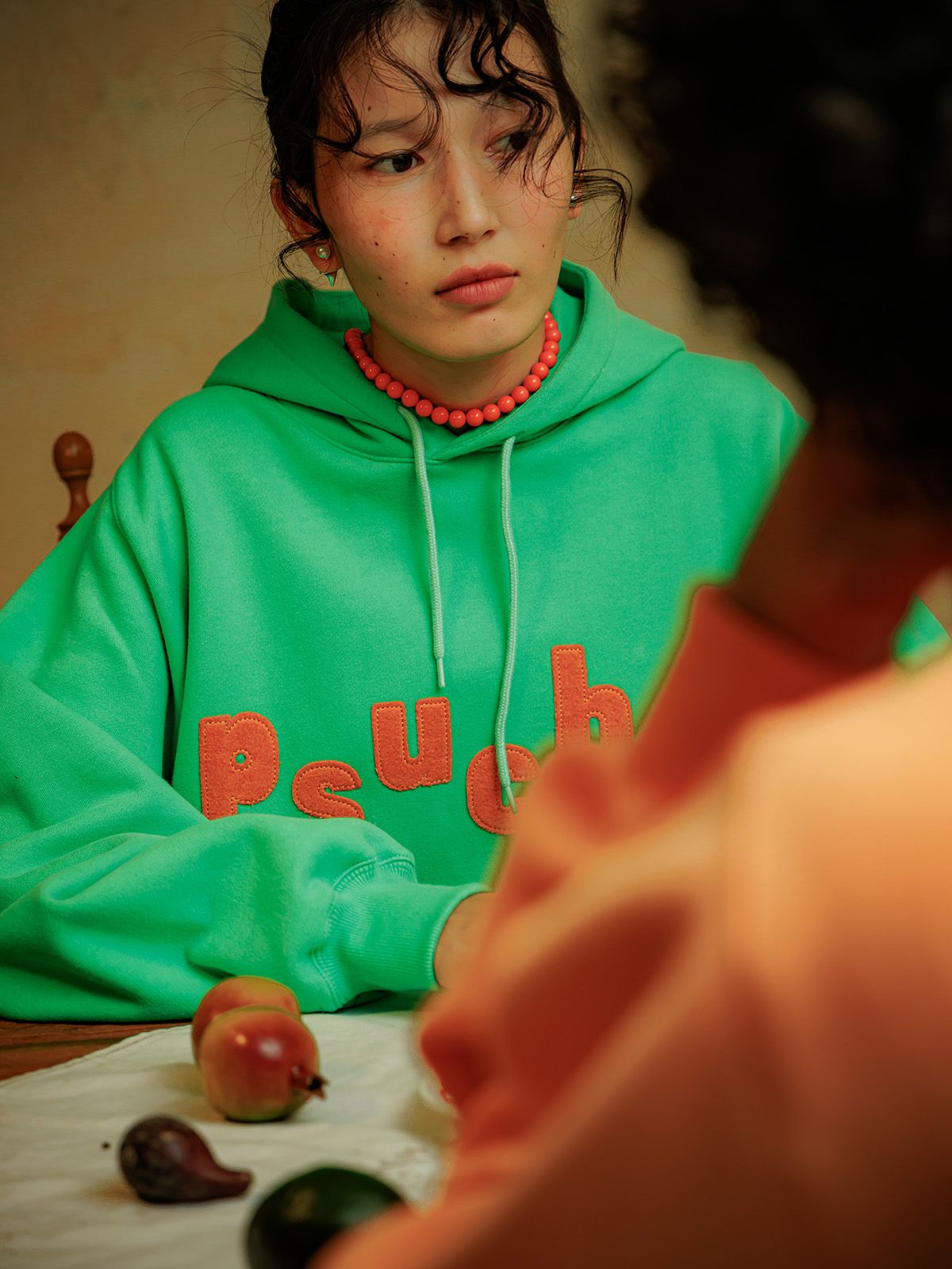 프쉬케(PSUCHE) LOGO OVERFIT HODDIE_PEA GREEN