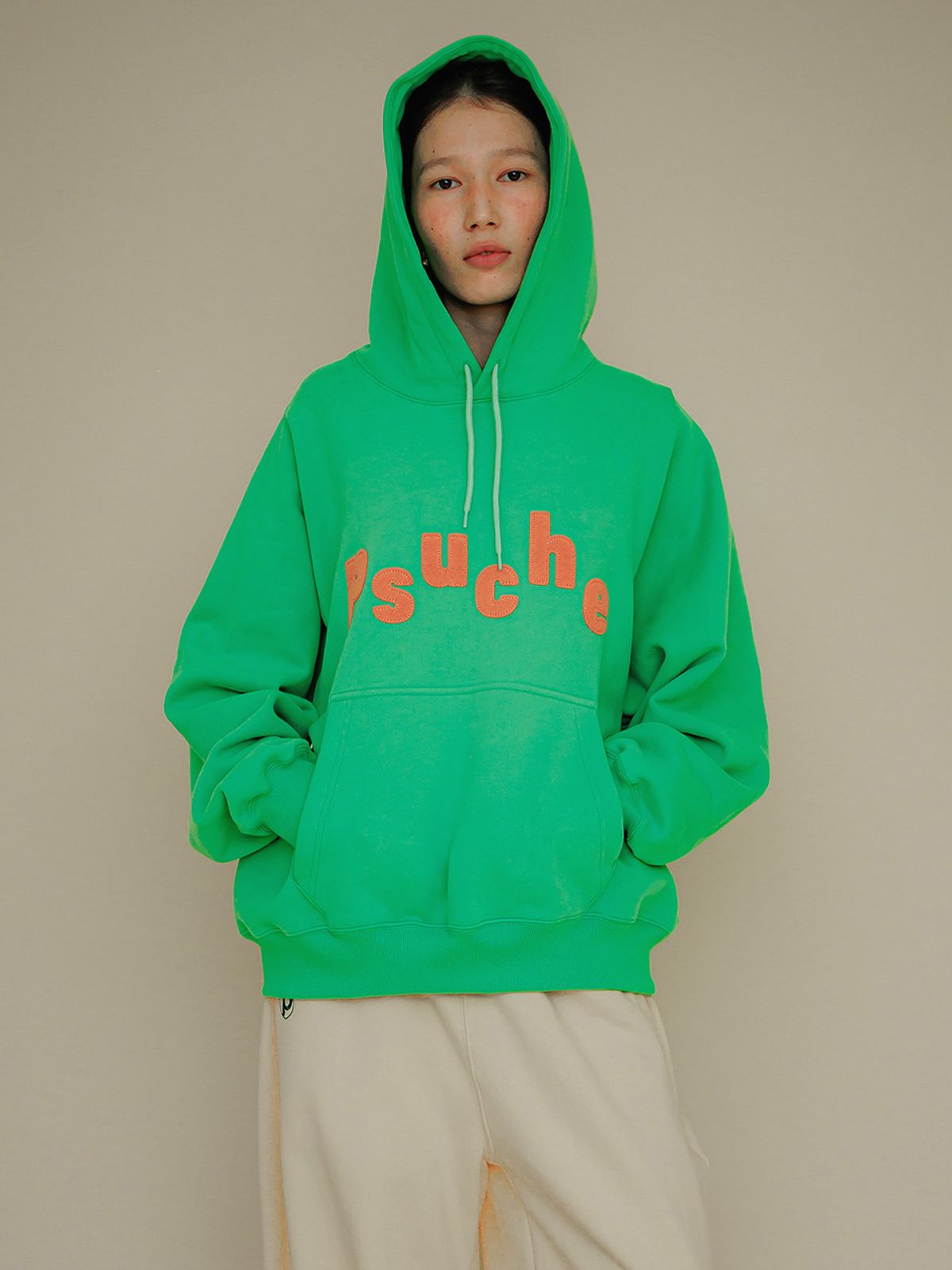 프쉬케(PSUCHE) LOGO OVERFIT HODDIE_PEA GREEN