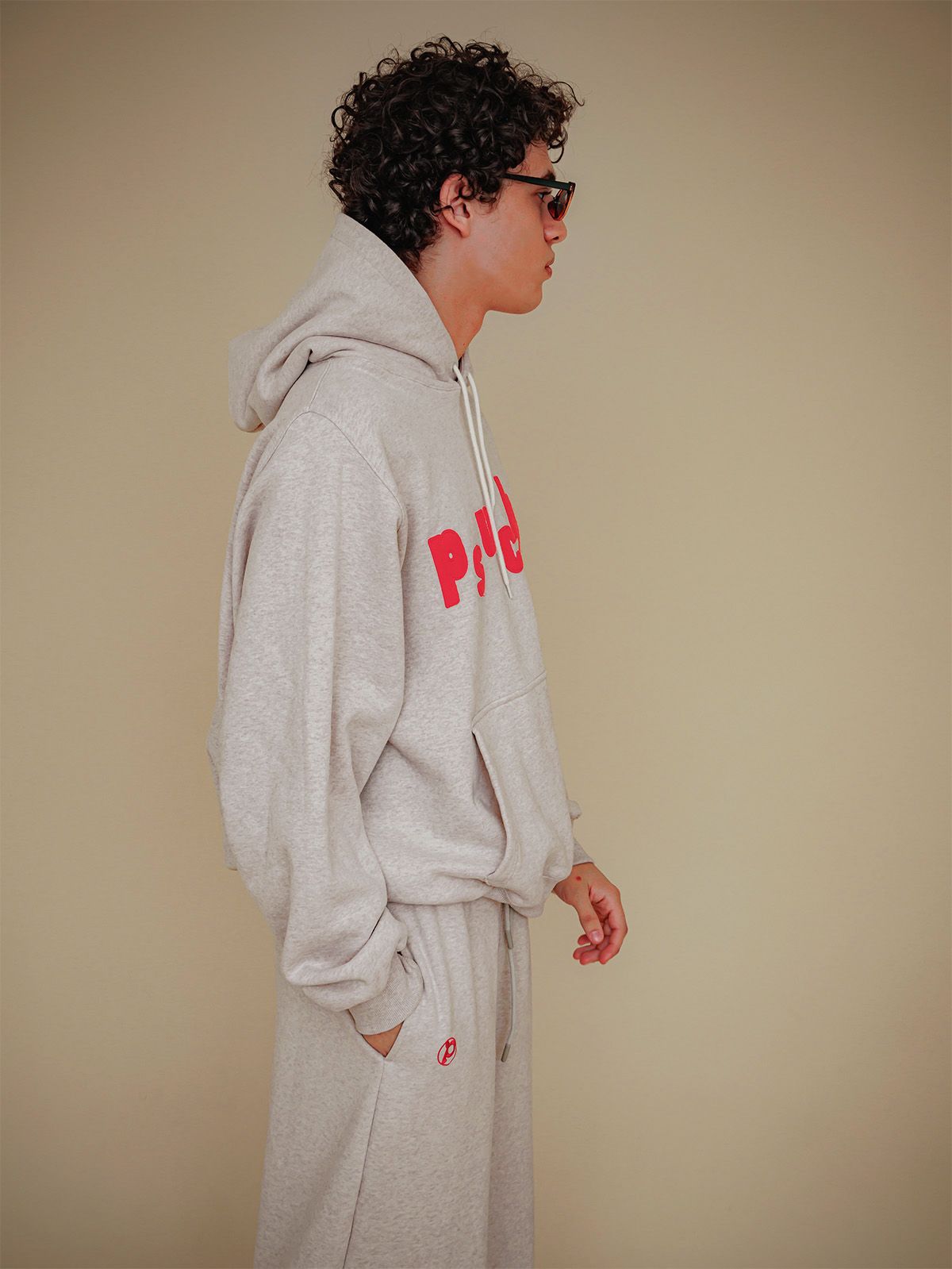 프쉬케(PSUCHE) LOGO OVERFIT HODDIE_MELANGE CREAM