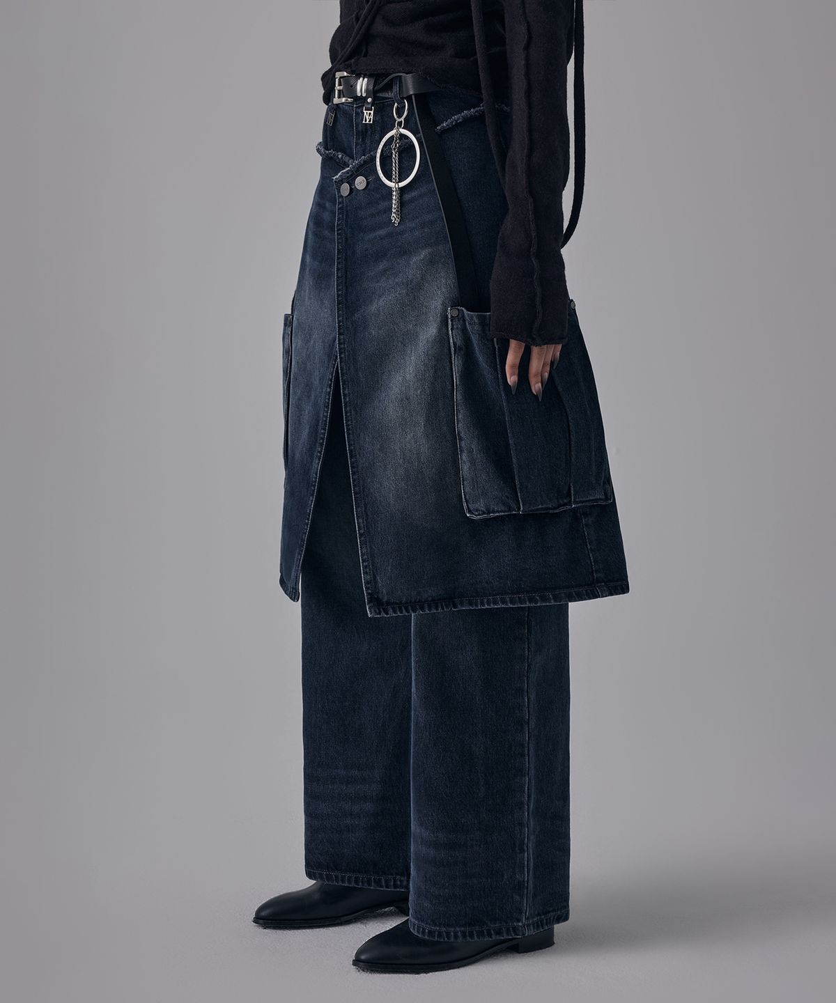 트리밍버드(TREEMINGBIRD) Layered Wrap Skirt Denim Cargo Pants [ Dark navy ]
