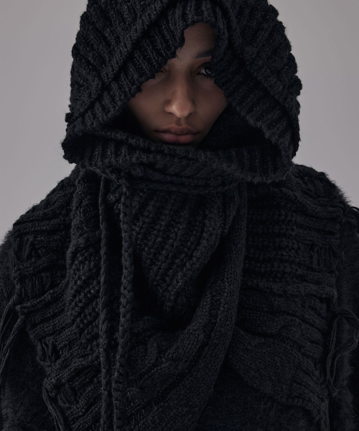 트리밍버드(TREEMINGBIRD) Wool Damage Tassel Knit Set-Up Layered Wrap [ Black ]