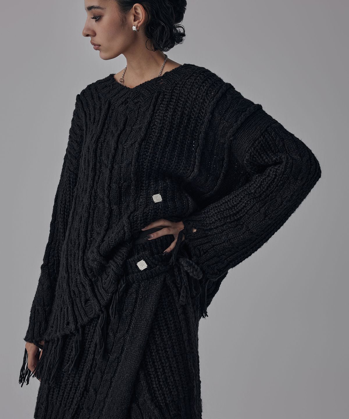 트리밍버드(TREEMINGBIRD) Wool Damage Tassel Knit Set-Up Pullover [ Black ]
