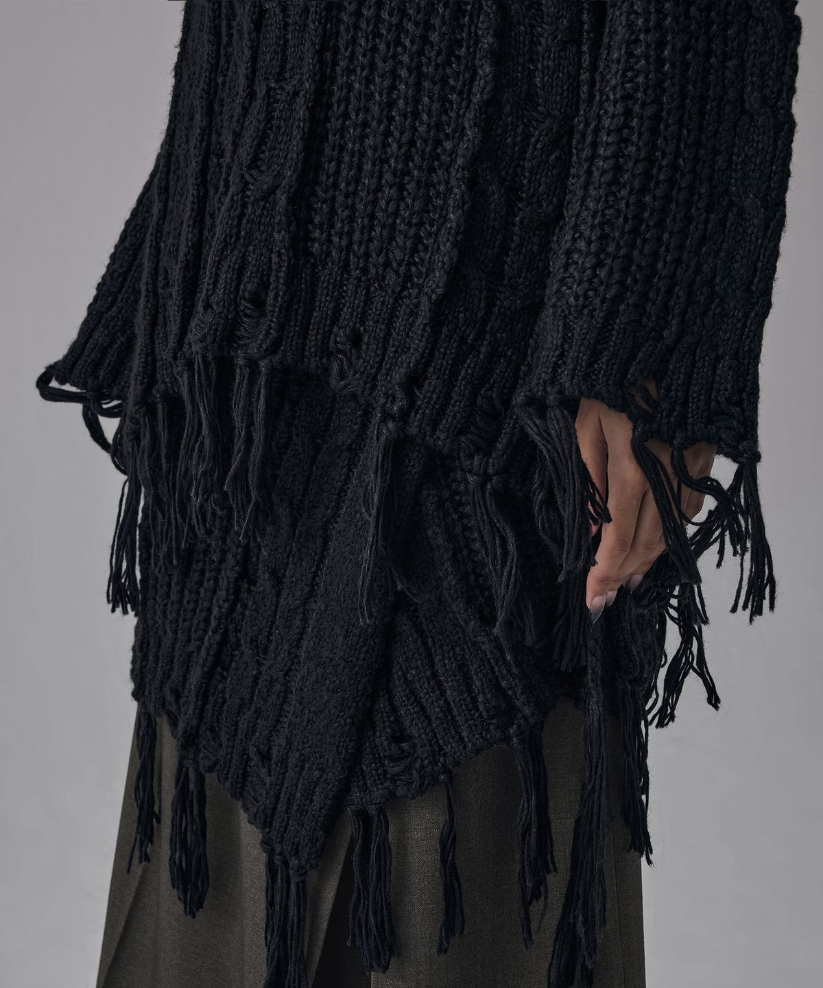 트리밍버드(TREEMINGBIRD) Wool Damage Tassel Knit Set-Up Pullover [ Black ]