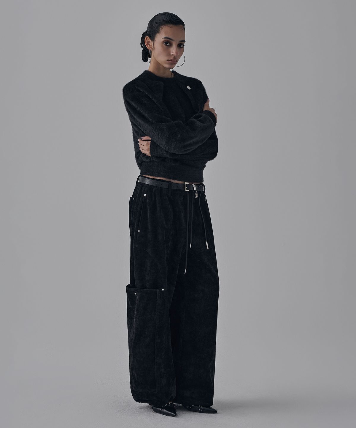 트리밍버드(TREEMINGBIRD) Hairy Pin Tuck Sweat Shirt [ Black ]