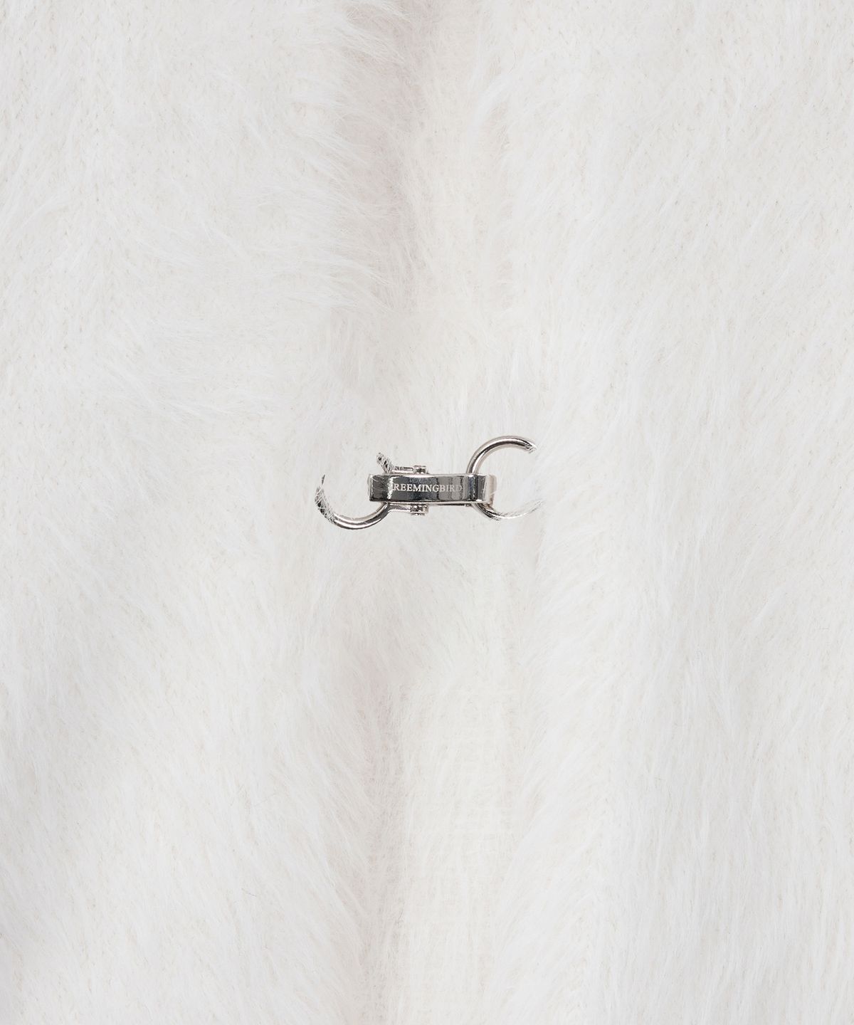 트리밍버드(TREEMINGBIRD) Front Slit Metal Hook High-Neck Fur Knit [ White ]