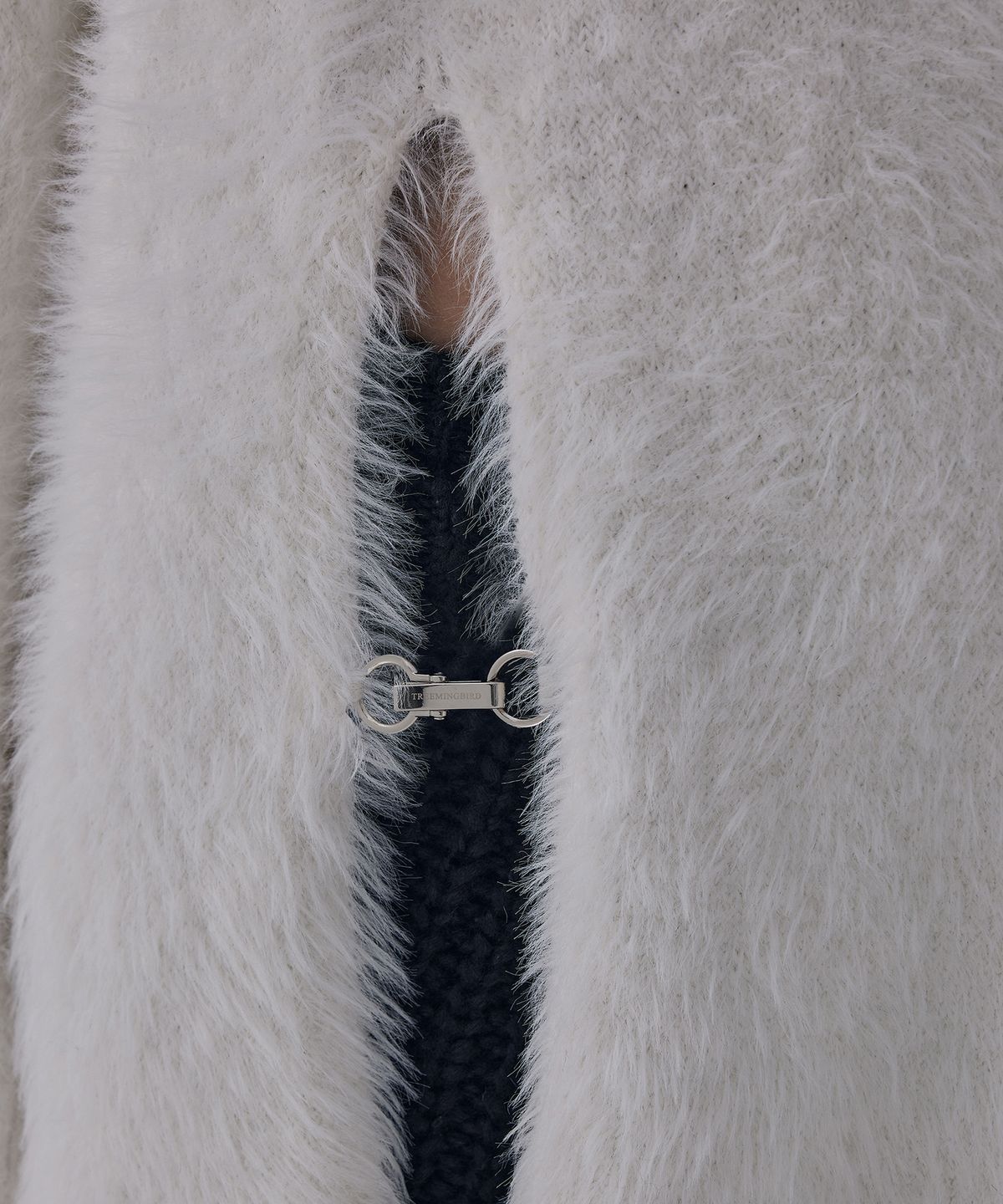 트리밍버드(TREEMINGBIRD) Front Slit Metal Hook High-Neck Fur Knit [ White ]
