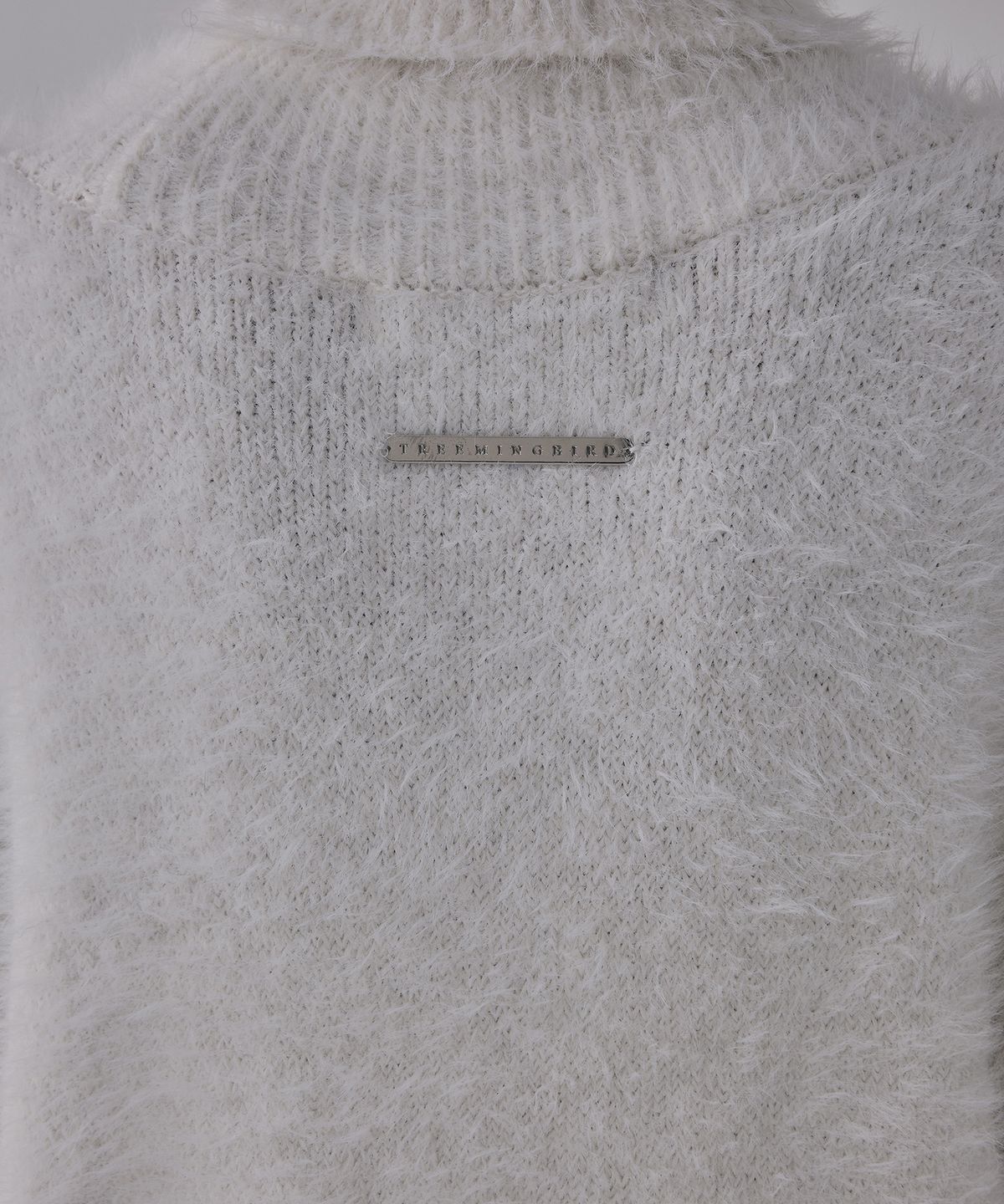 트리밍버드(TREEMINGBIRD) Front Slit Metal Hook High-Neck Fur Knit [ White ]