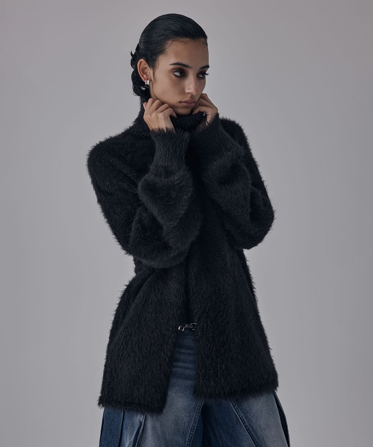 트리밍버드(TREEMINGBIRD) Front Slit Metal Hook High-Neck Fur Knit [ Black ]