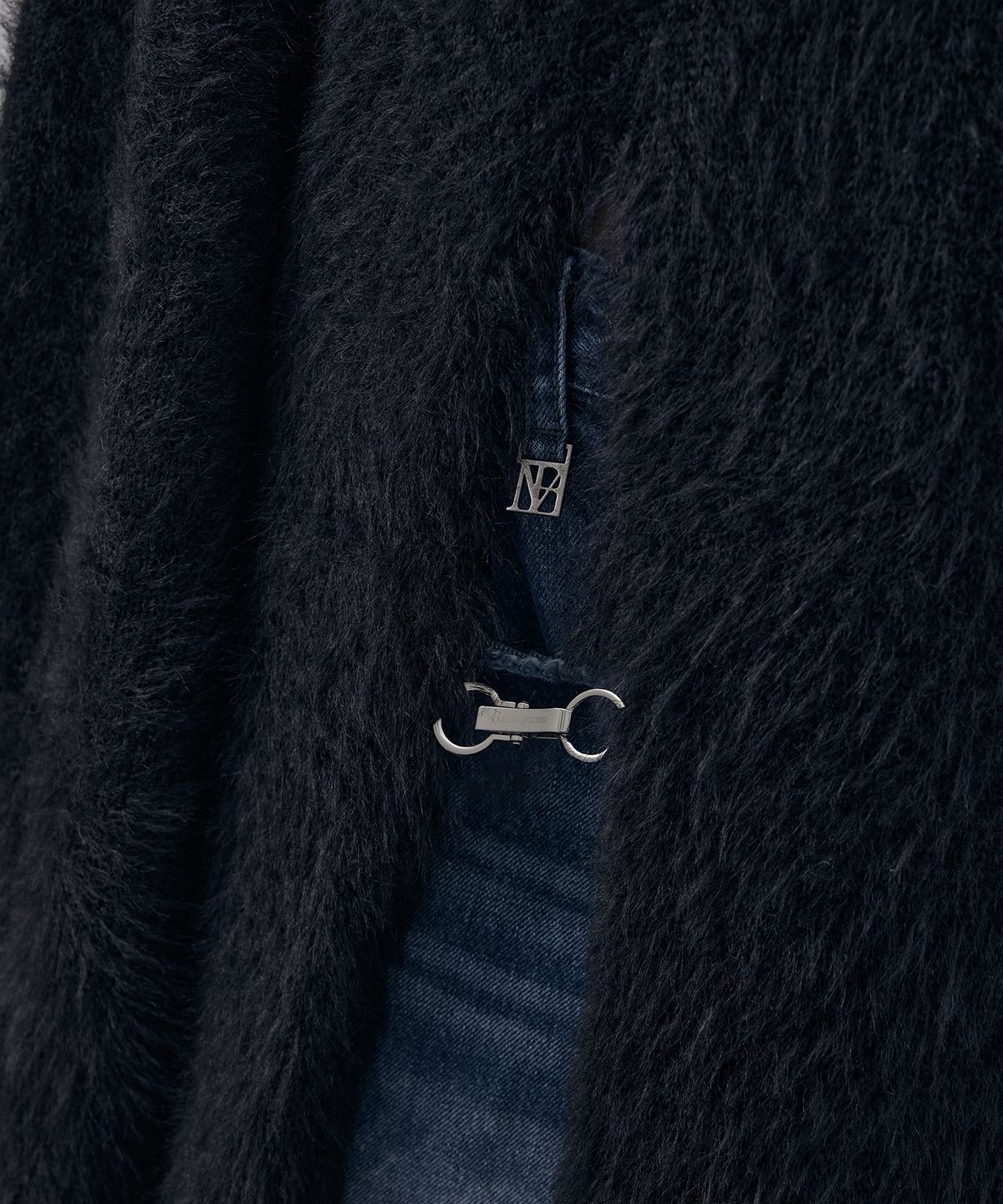 트리밍버드(TREEMINGBIRD) Front Slit Metal Hook High-Neck Fur Knit [ Black ]
