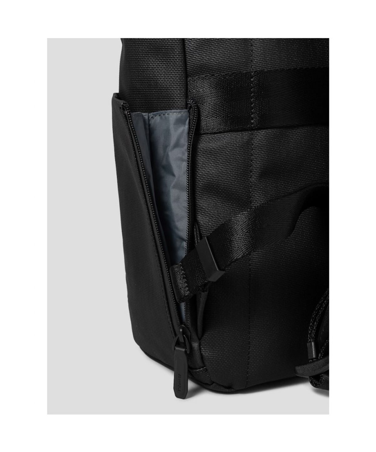 빈폴 액세서리(BEANPOLE ACCESSORY) 디노 미디엄 플랩 백팩 - 블랙