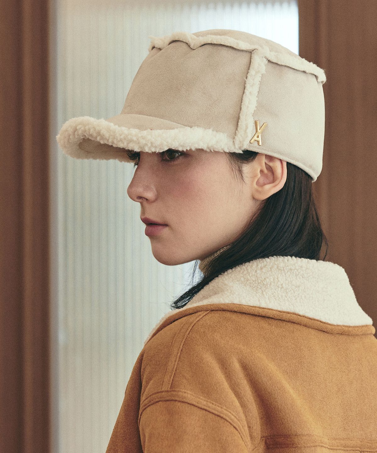 바잘(VARZAR) VA 스터드 무스탕 벨보이캡 베이지