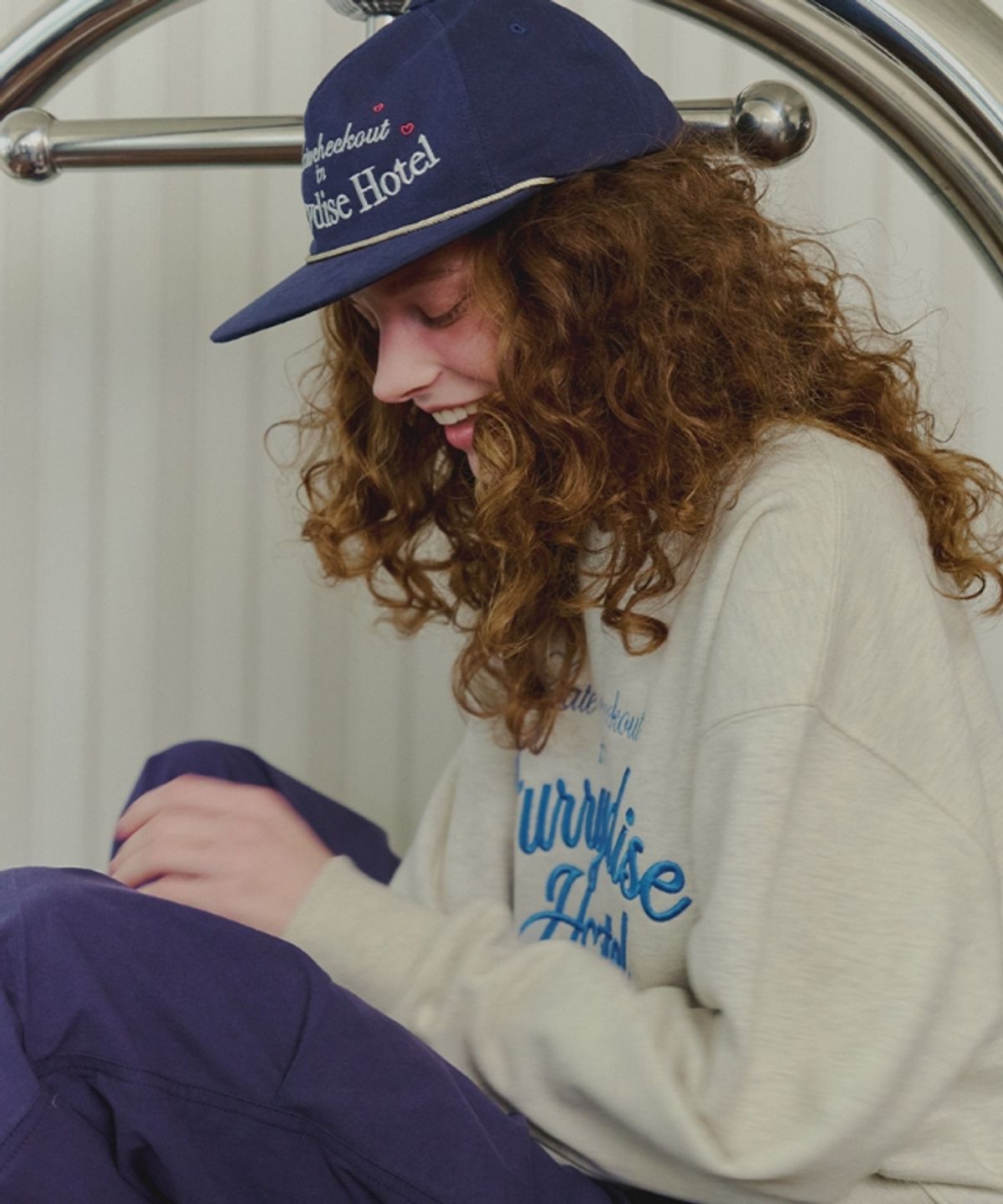 론론(RONRON) LATE CHECK-OUT LETTERING BALL CAP NAVY