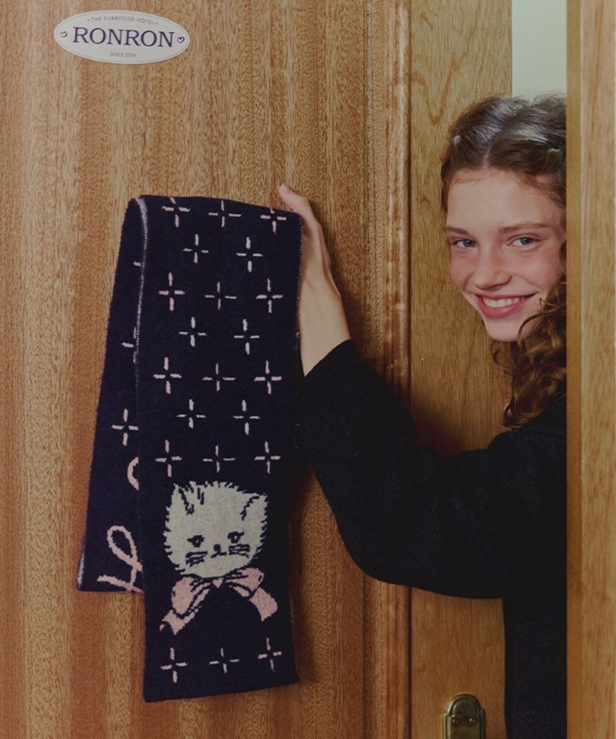 론론(RONRON) FURRY CAT MUFFLER NAVY