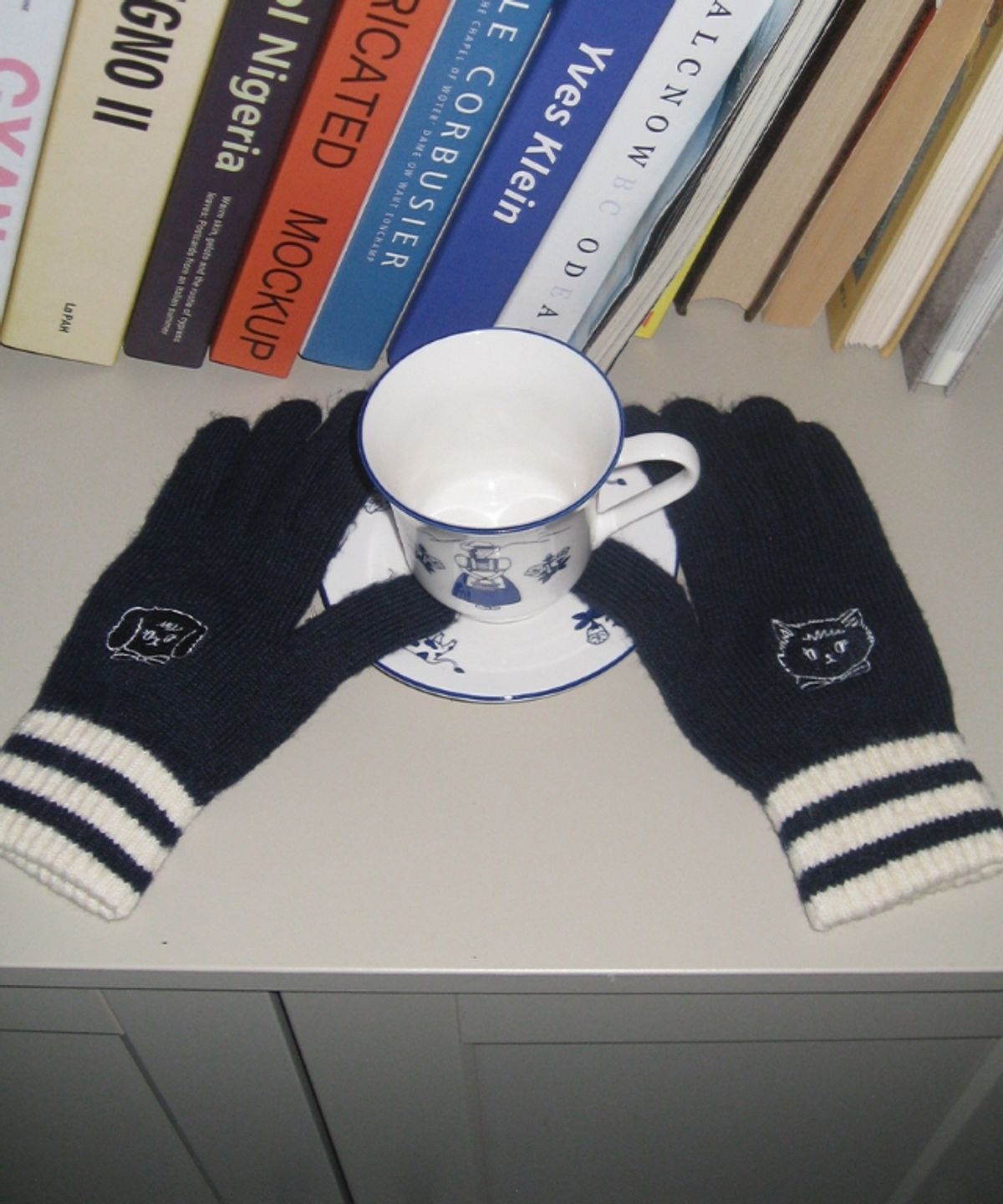 론론(RONRON) FURRYDISE GLOVES NAVY