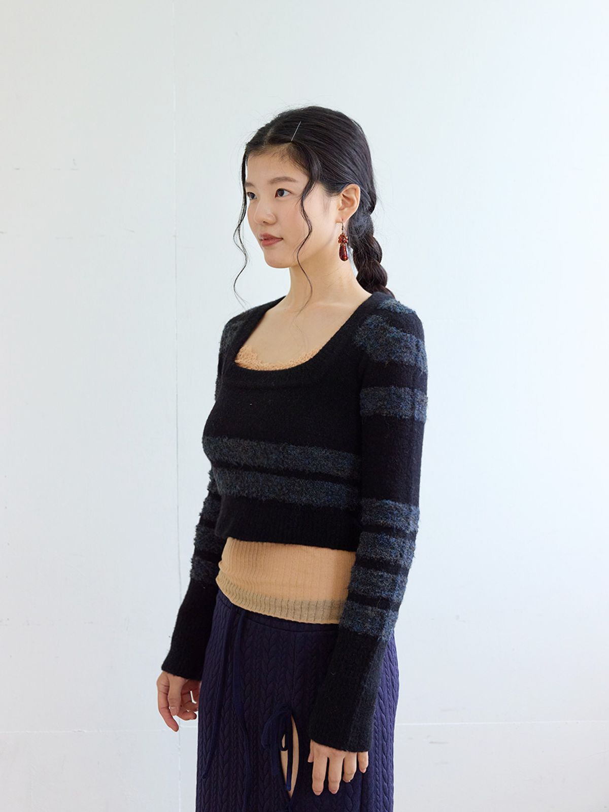 콜로신스(COLOCYNTH) SquareNeck Crop Knit Black • Blue Stripe