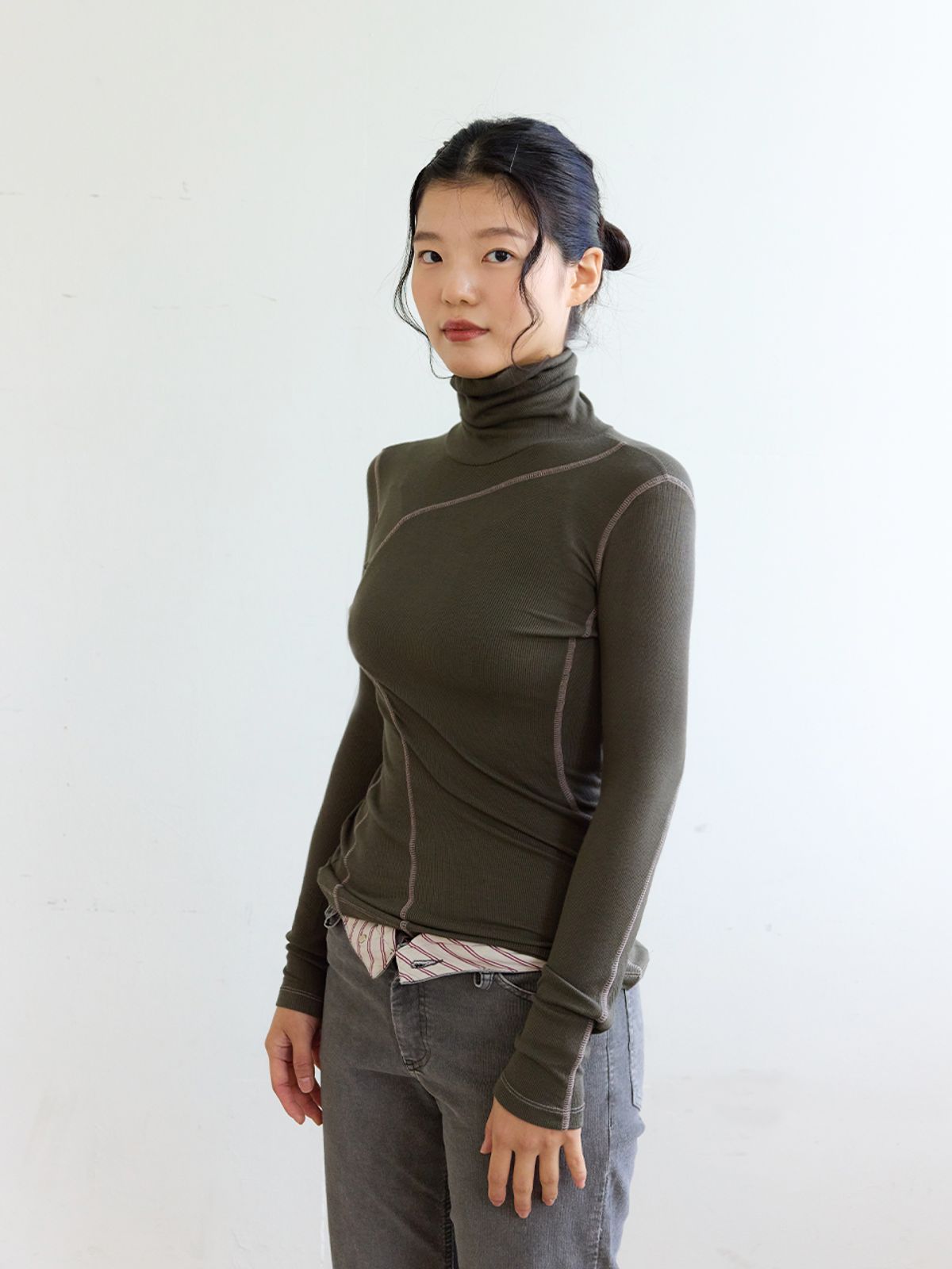 콜로신스(COLOCYNTH) Natural Stalk Turtleneck Khaki