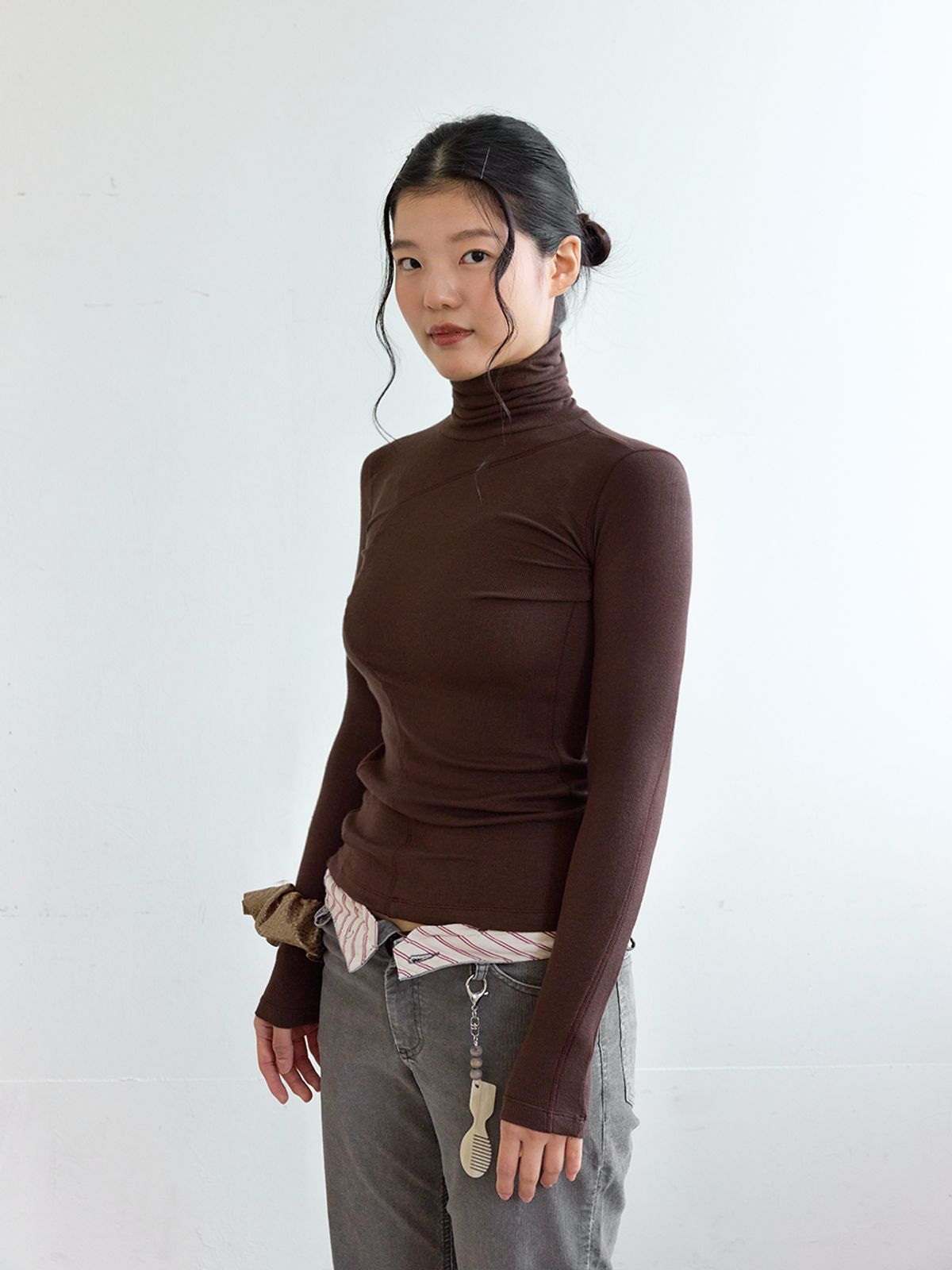 콜로신스(COLOCYNTH) Natural Stalk Turtleneck Deep Brown
