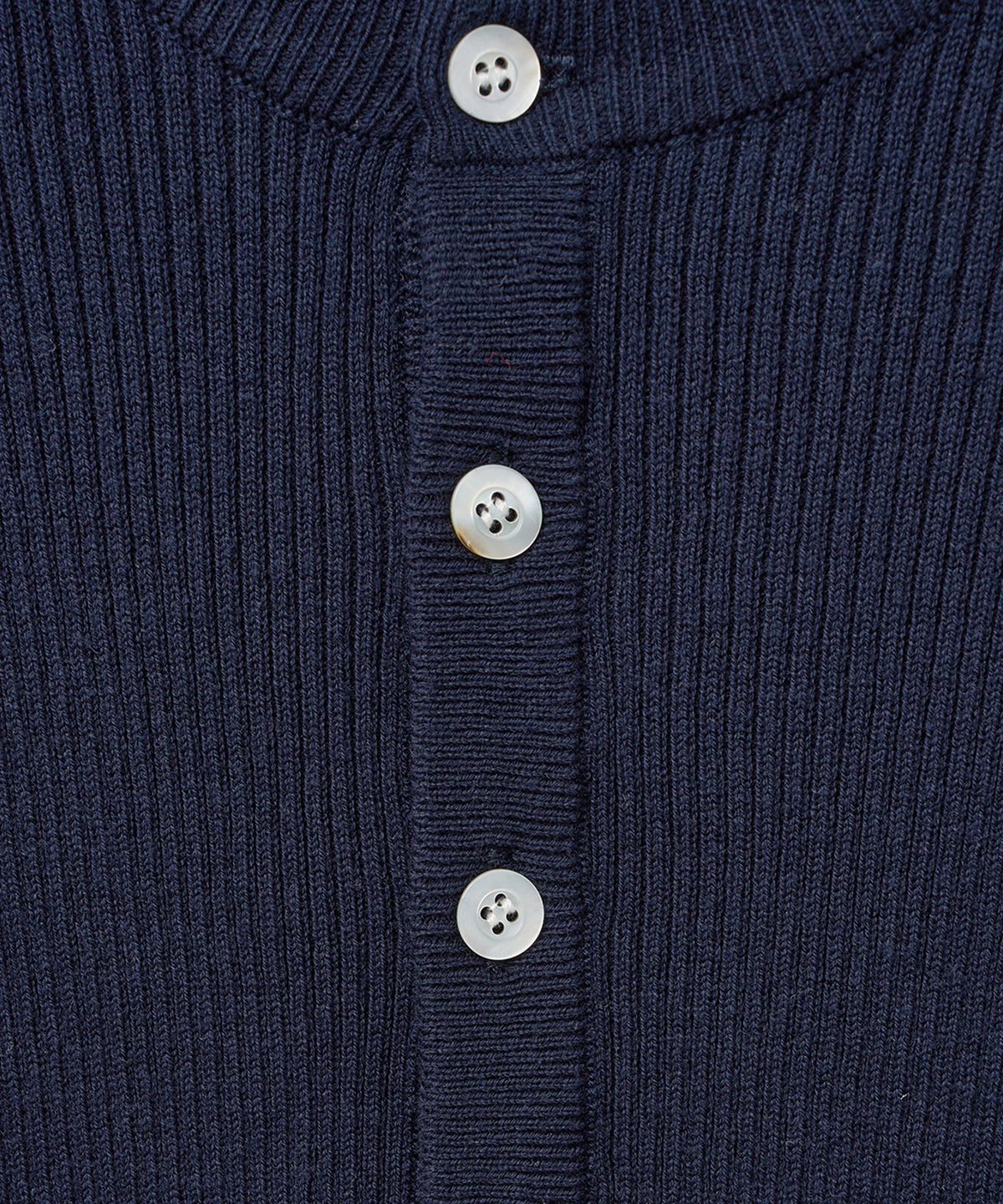 노이어(NOIRER) 코튼 리브드 헨리넥 니트 (네이비)