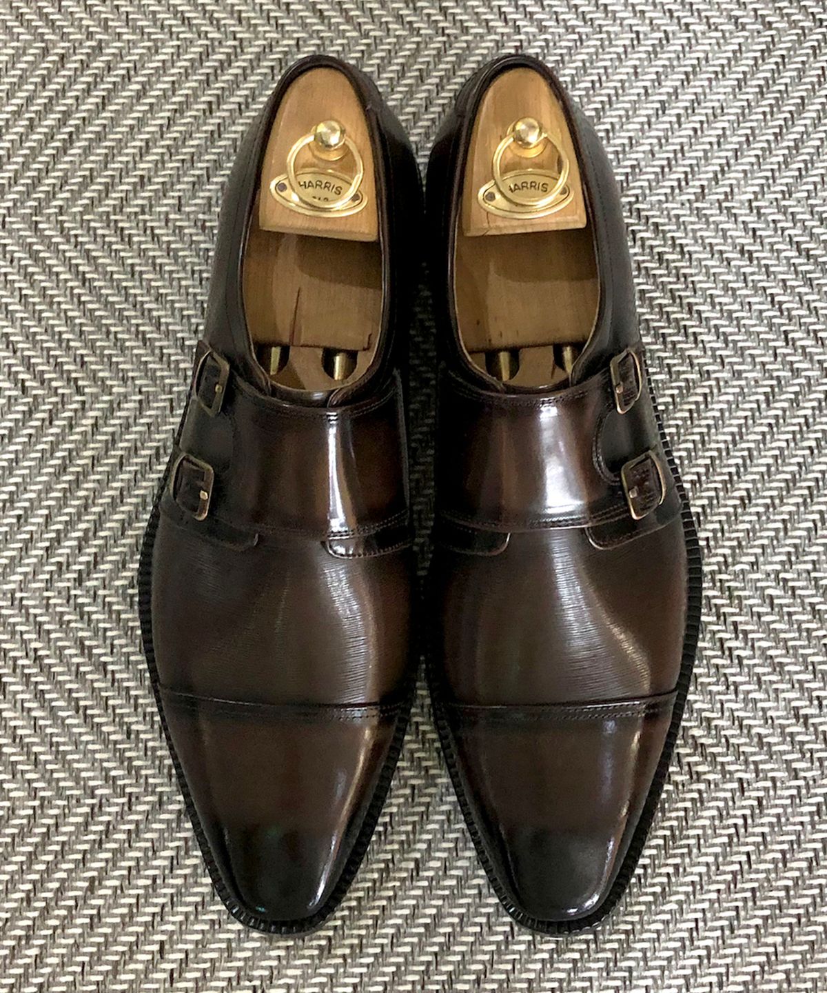 조앤슈(JOENSHOE) 러셀 클래식 더블 몽크스트랩 빗살 다크브라운