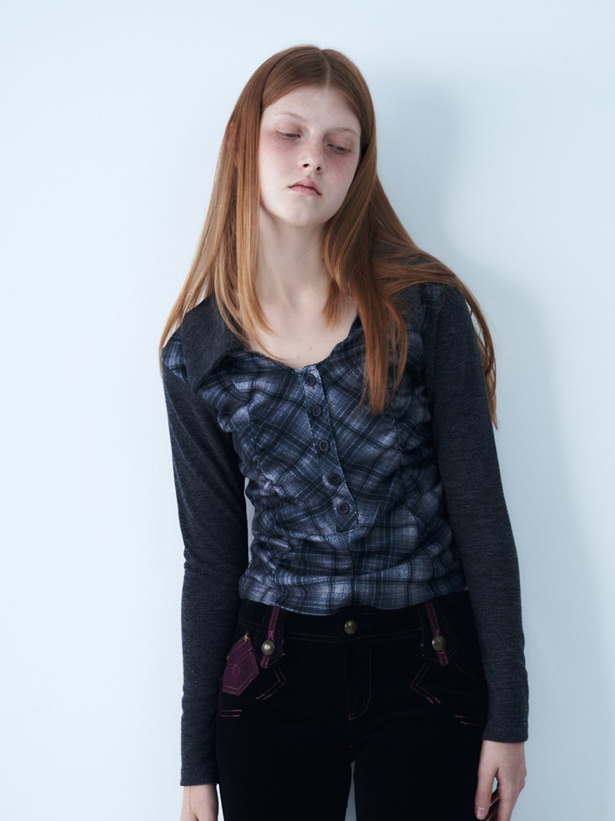 쎄쎄쎄(SETSETSET) CHECKERED COLLAR SHIRRING TOP (CHARCOAL)
