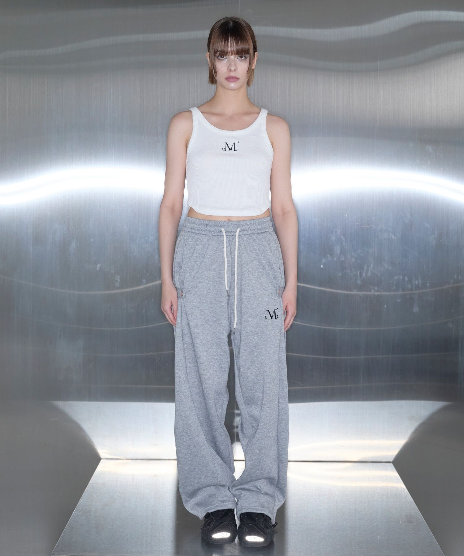 【MUCENT】 WEIR SIDE BUTTON SWEAT PANTS UNISEX / 追跡付 MUSINSA | MUCENT Weir Side Button Sweatpants Unisex (2 Colors)